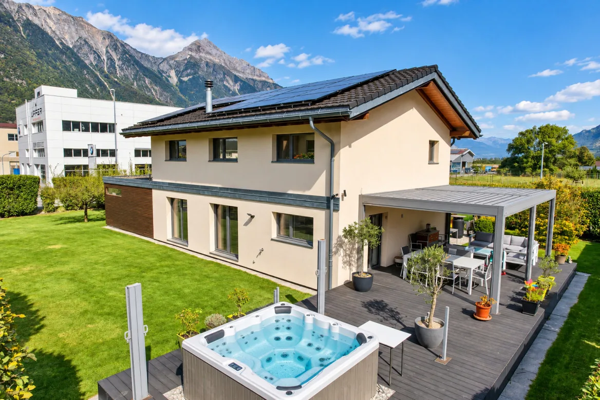 INDIVIDUAL VILLA PERFECTLY MAINTAINED WITH LARGE GARDEN