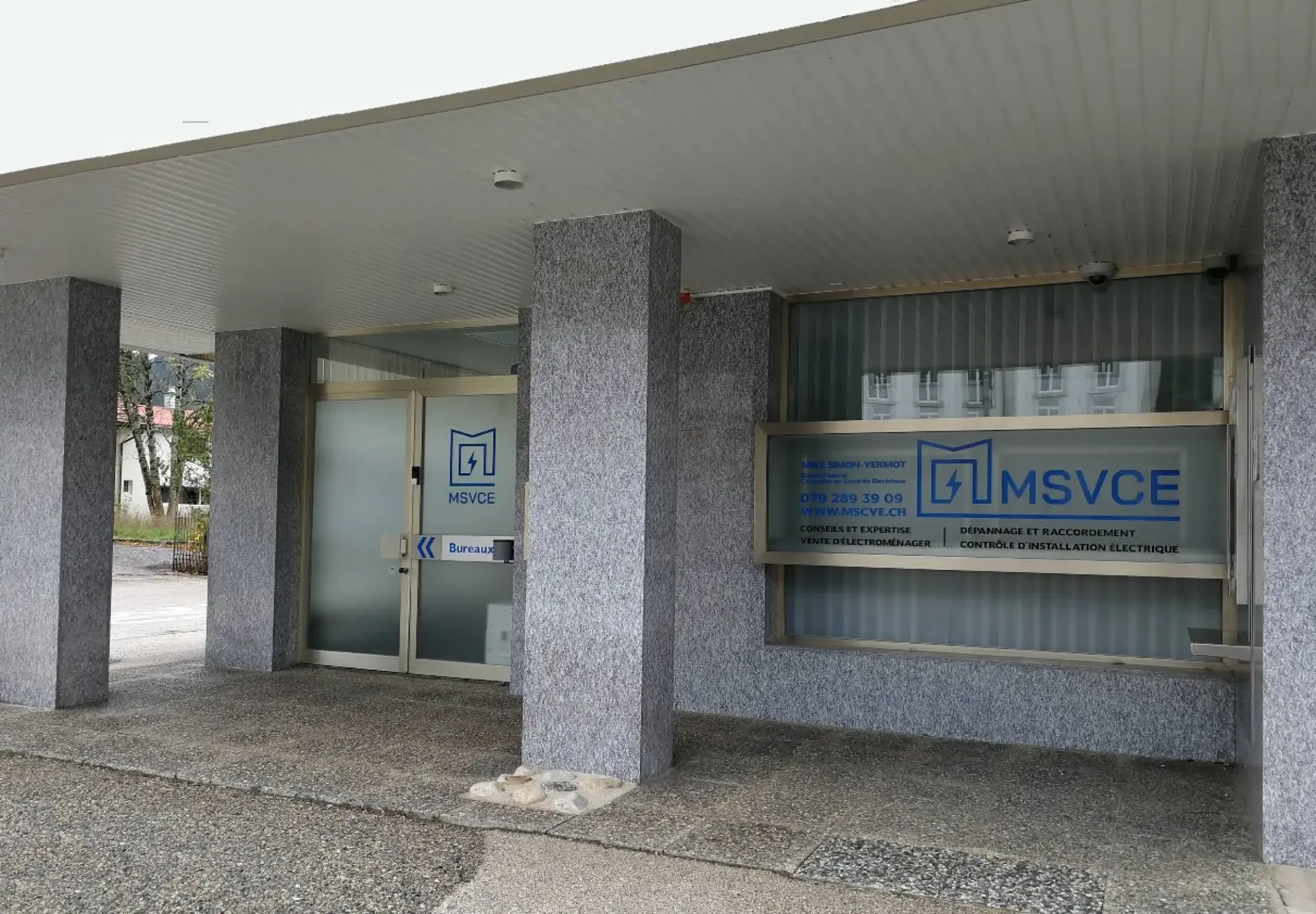 Lokal mit ebenerdigem Geschäft und Schaufenstern