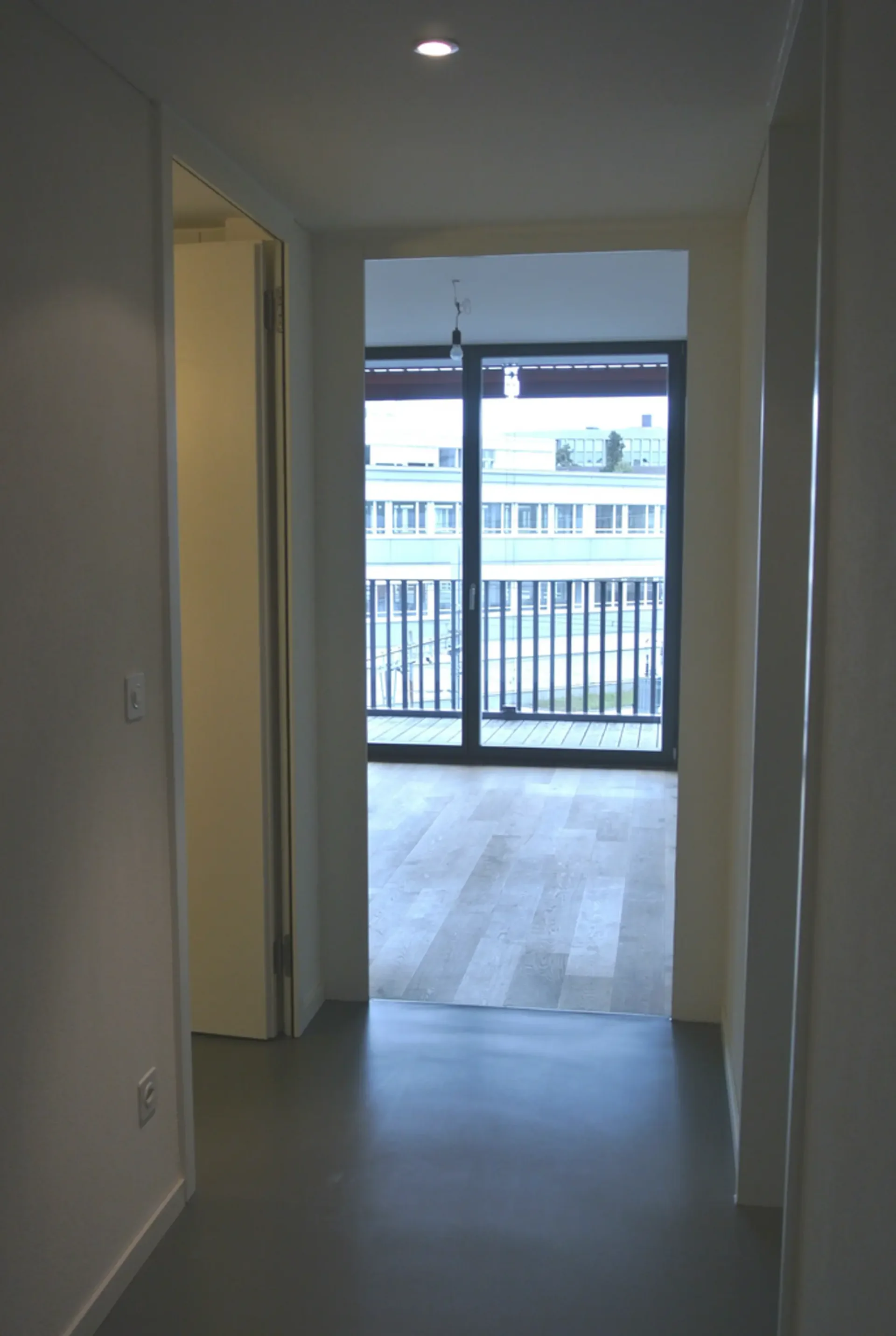 Appartamento moderno 2.5 locali direttamente alla stazione di Giesshübel a Zurigo!