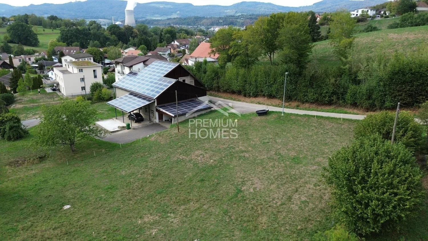 Grosses Bauland mit Entwicklungspotenzial & saniertem Mehrfamilienhaus