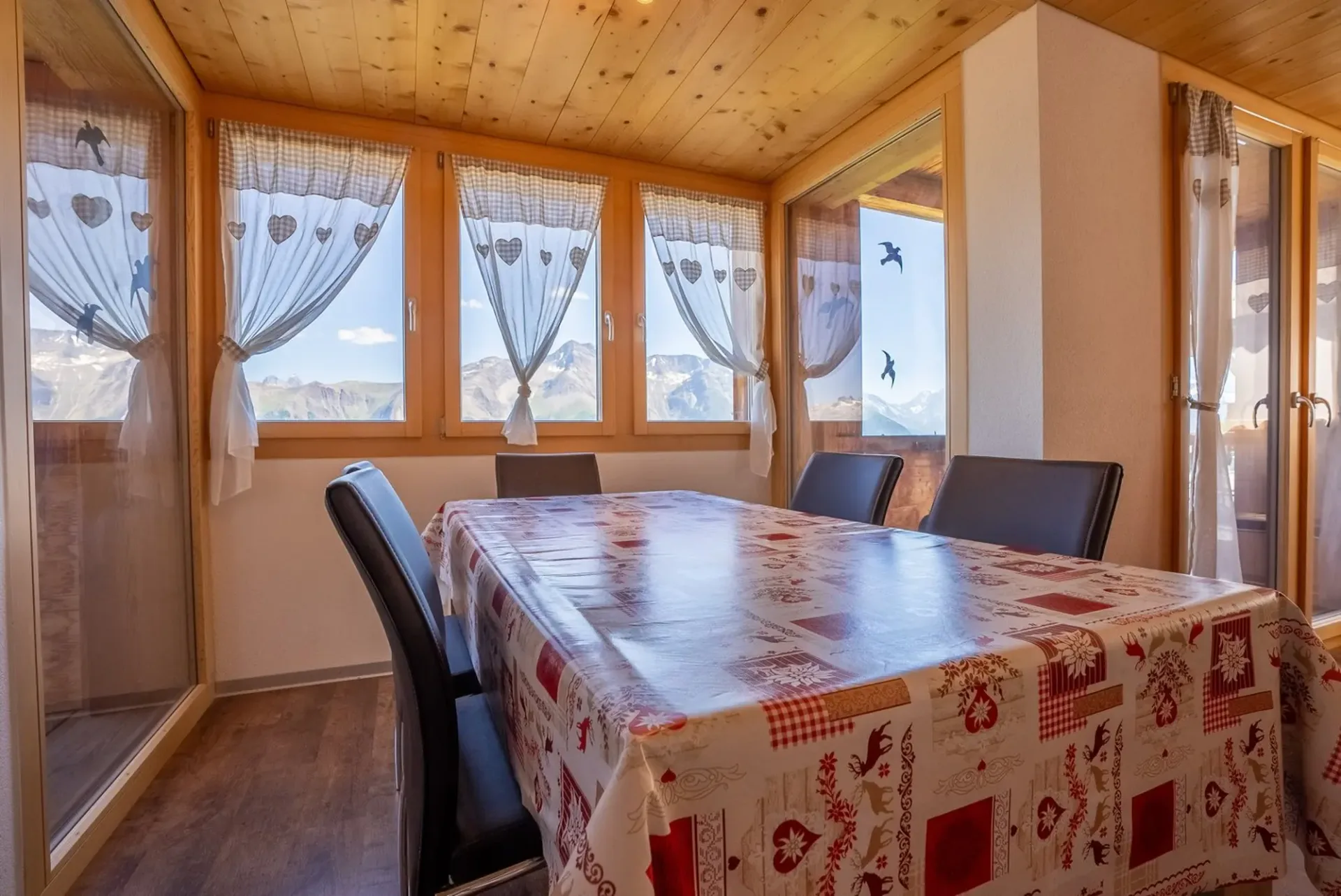 Grosszügige Ferienwohnung mit drei Balkonen im Herzen der Bettmeralp