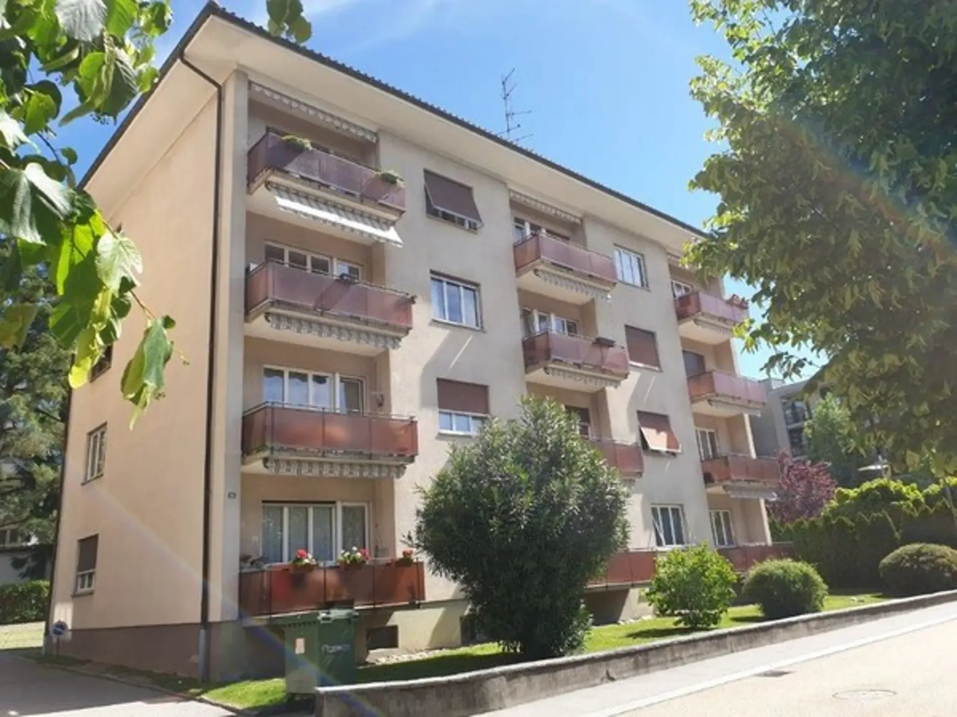 Appartement 1,5 pièces - CHF 900.-- + CHF 130.-- acompte frais