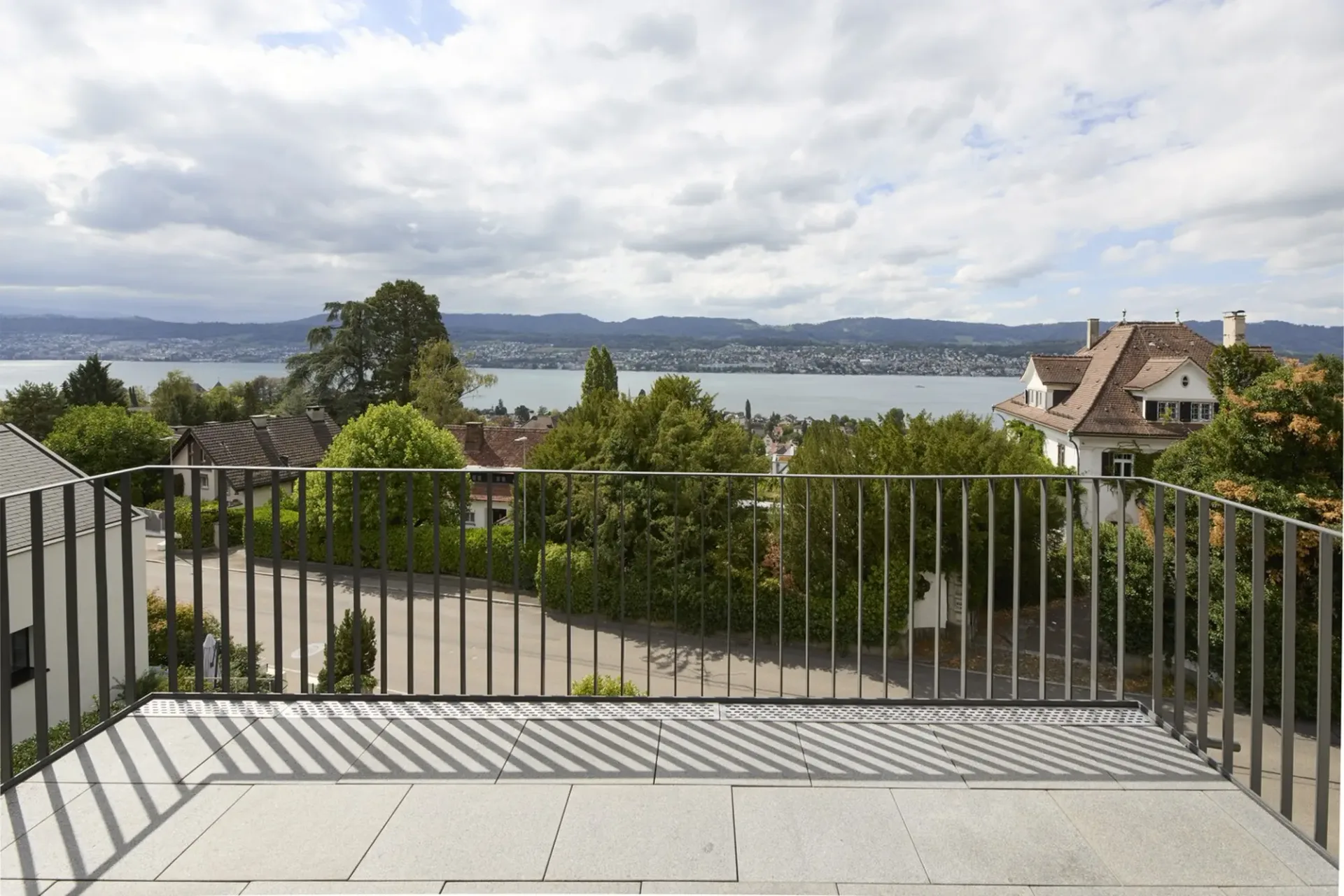 Einzigartige Dachwohnung mit Galerie und Weitblick über den Zürichsee