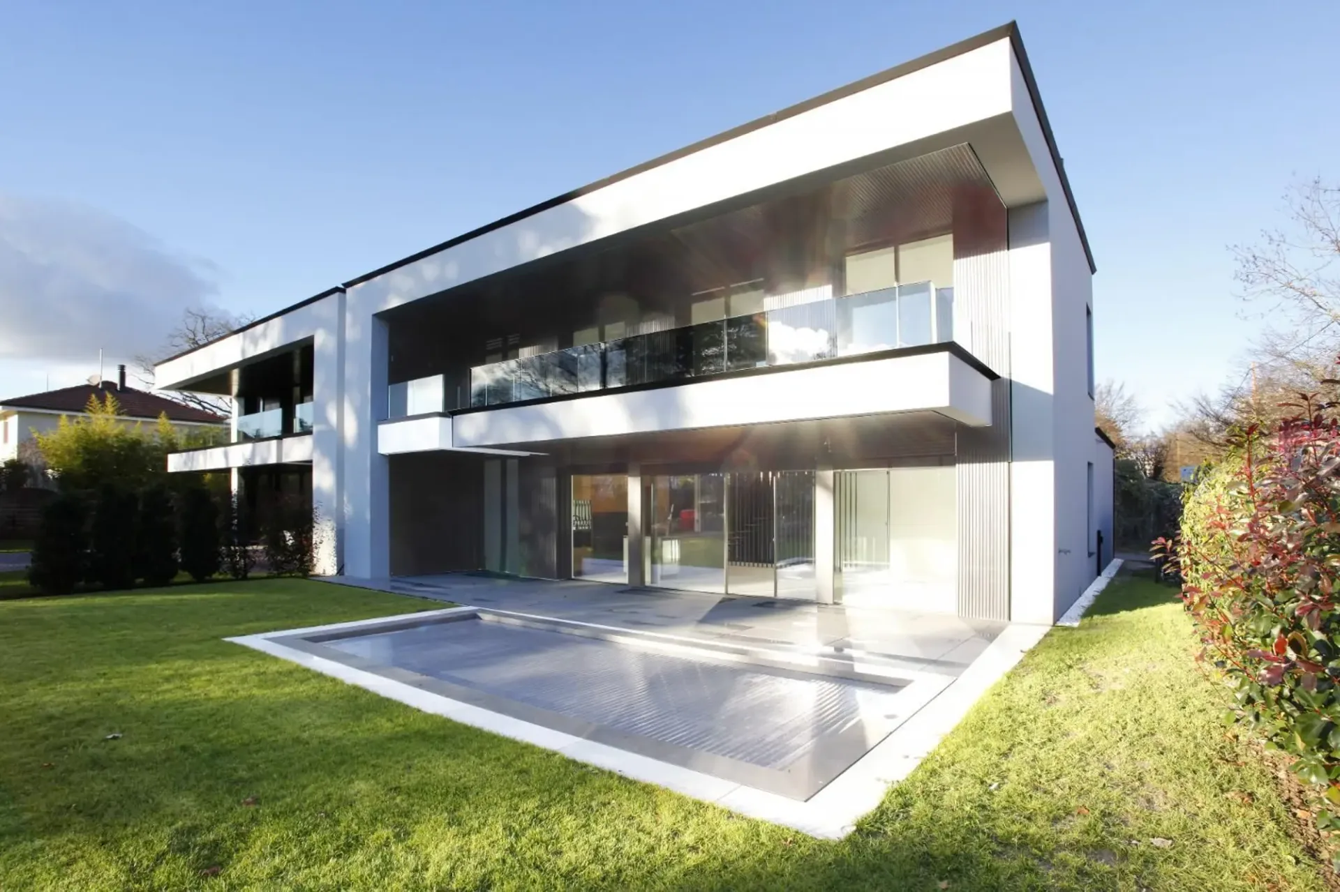 Moderne Villenaußergewöhnlichkeit in Chêne-Bougeries_Die Eleganz einer hochwertigen Villa, mit der Energie von morgen.