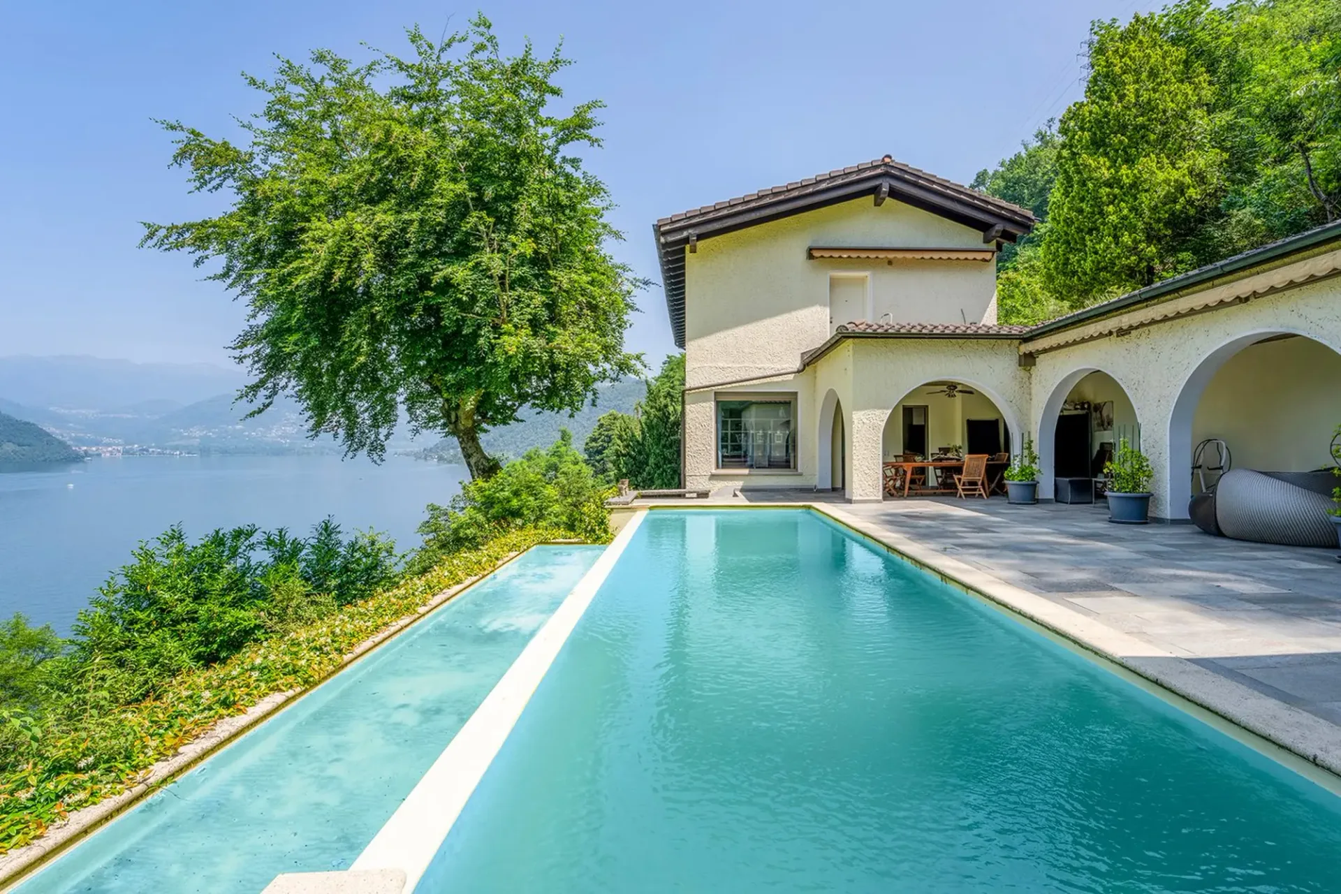 Mediterraneische Villa mit Pool in Morcote