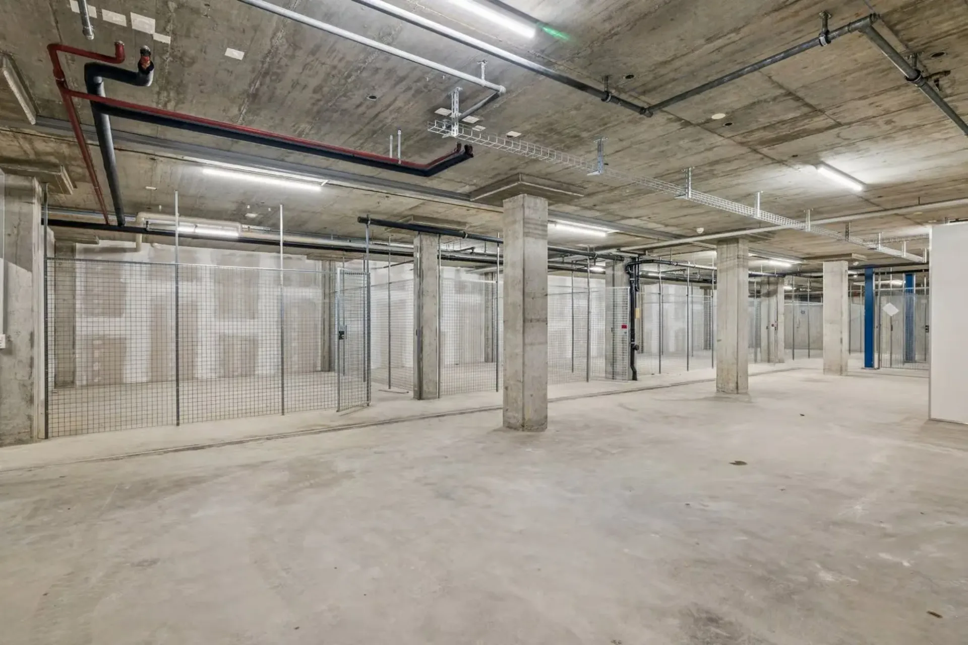 Espace de stockage flexible (138m²) – solution compacte pour le matériel et la logistique