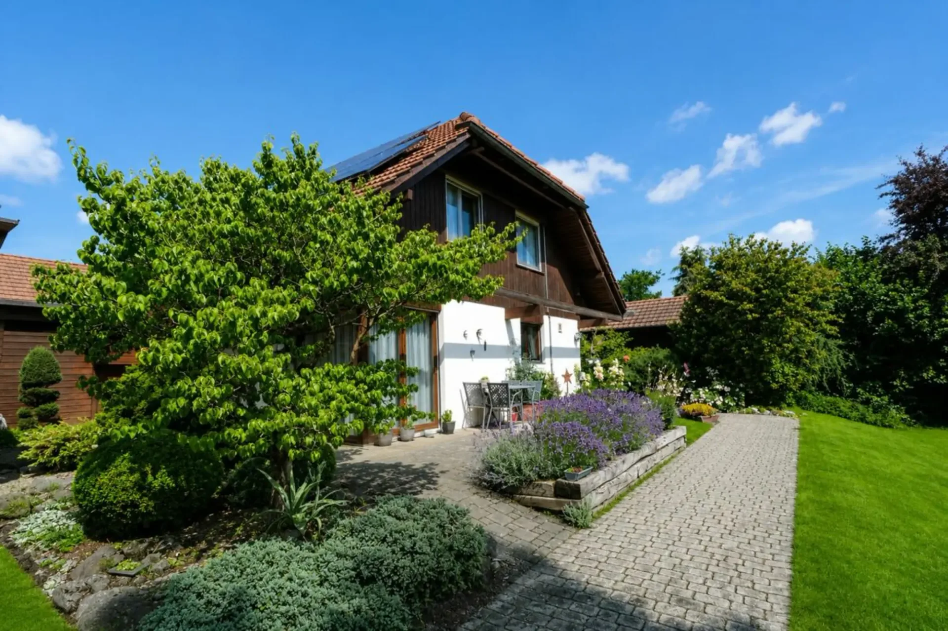 GROSSEN IMMOBILIEN - Charmantes 5-Zimmer-Einfamilienhaus mit gepflegtem Garten