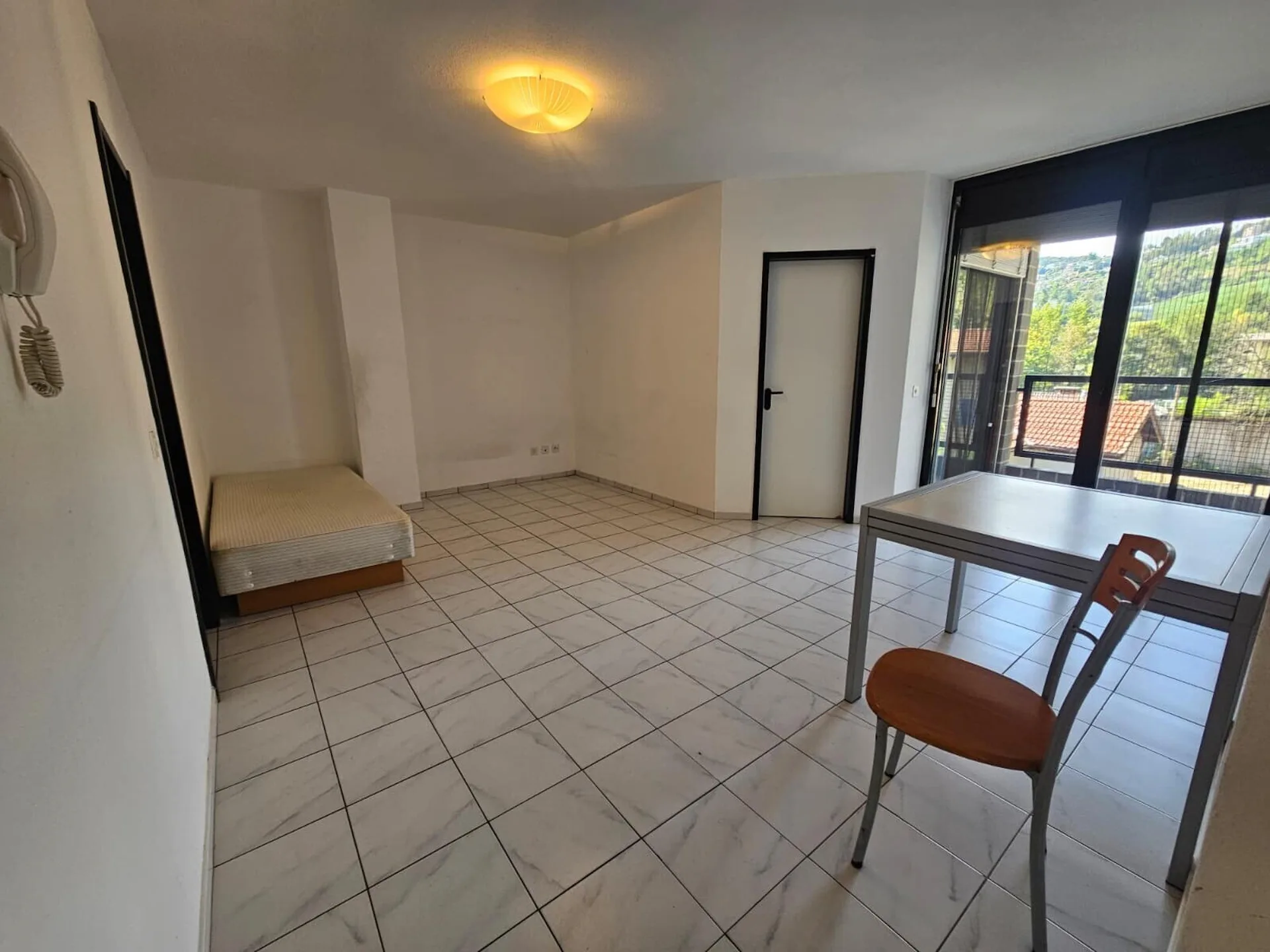 HELLES 2.5 ZIMMER WOHNUNG MIT MOBILIERUNG UND BALKON IN CANOBBIO