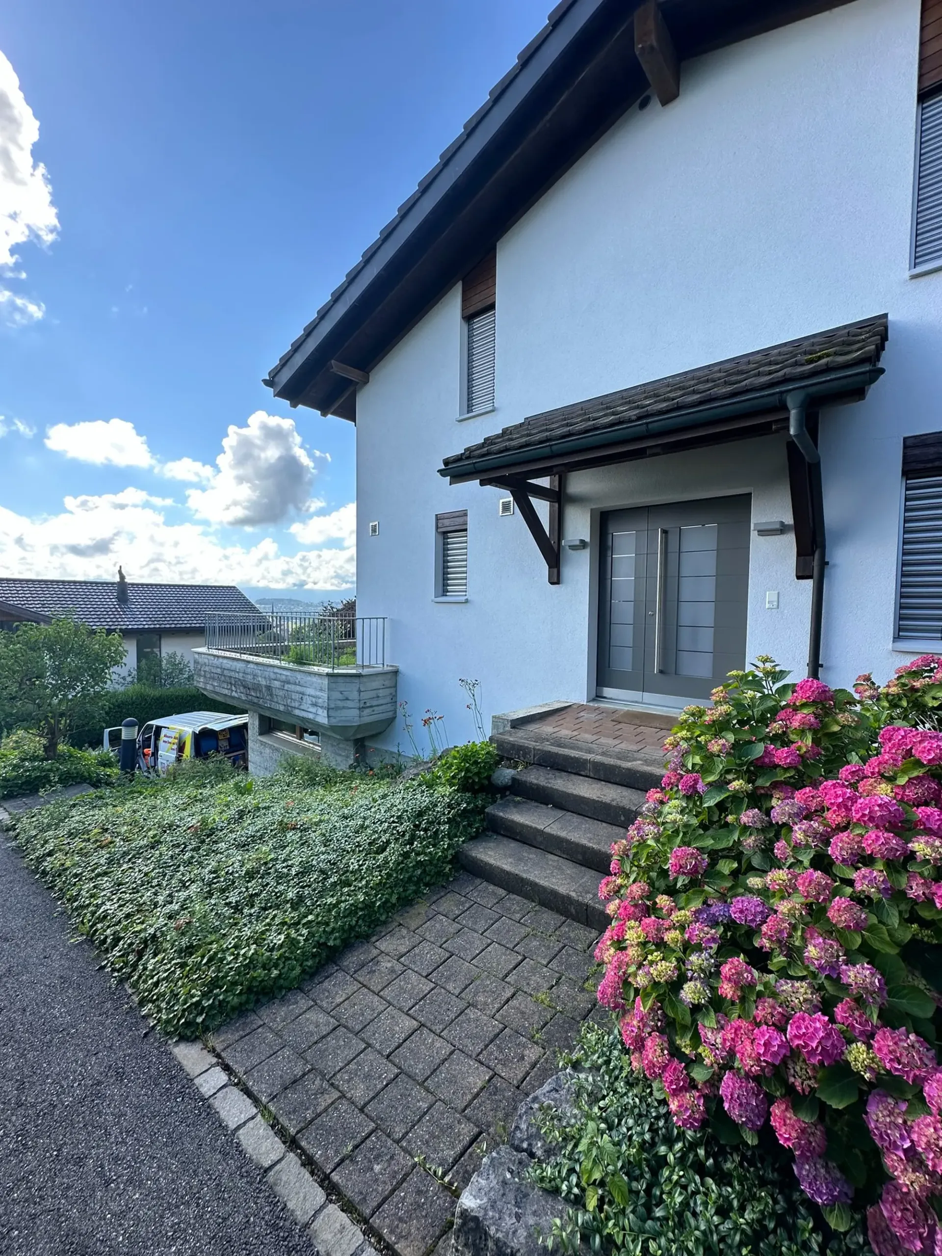 Modernes Einfamilienhaus mit grossem Garten und Balkon!