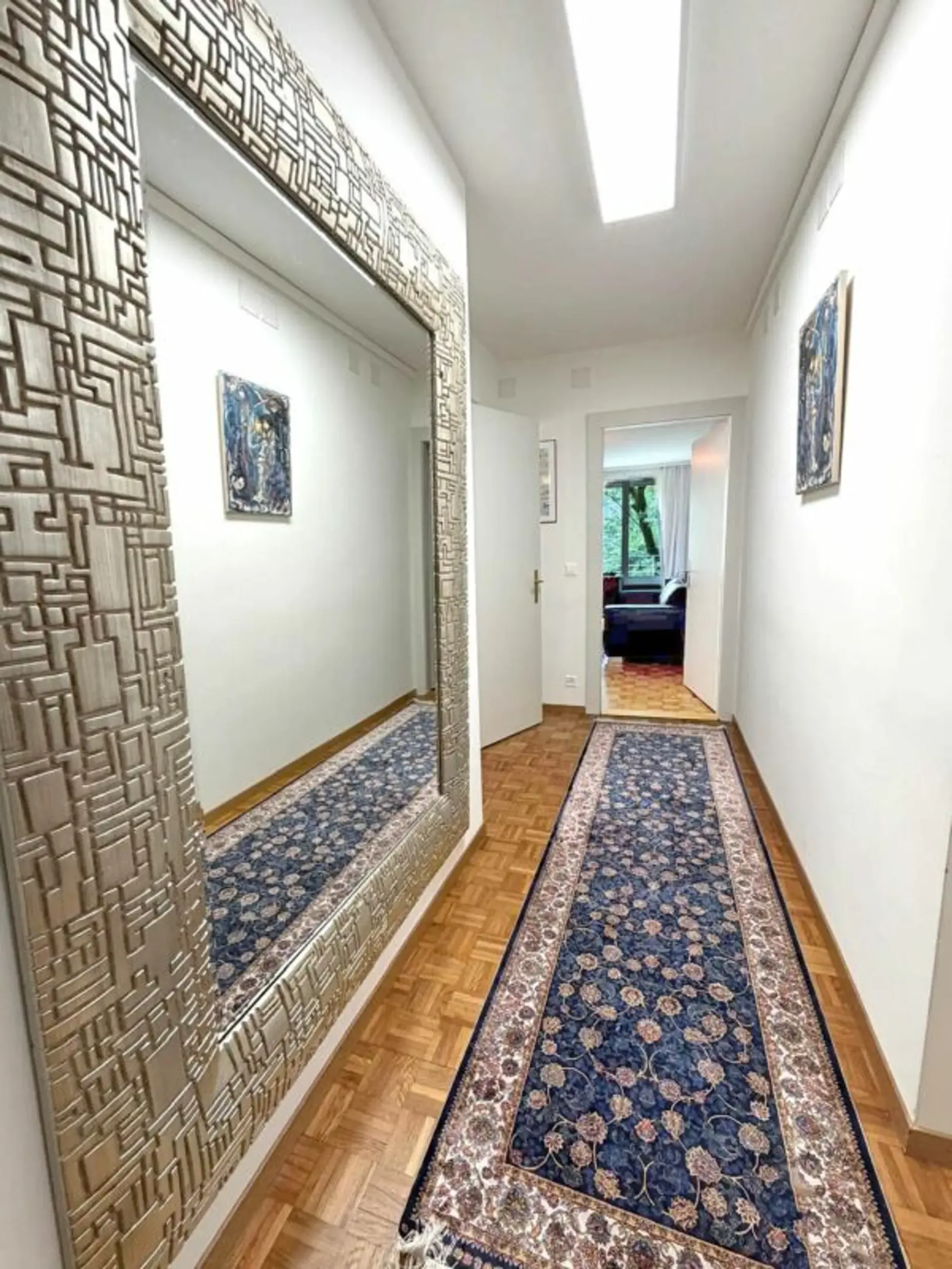 Schönes geräumiges Apartment mit zwei Balkonen