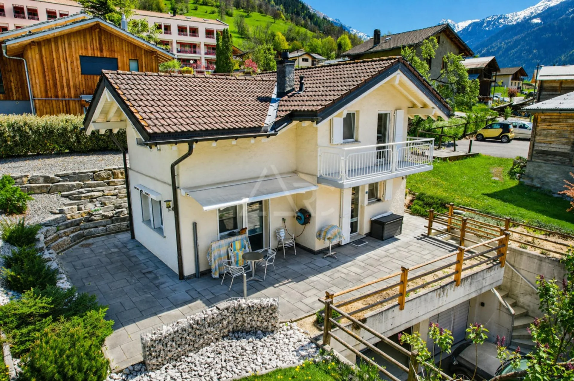 VILLA INDIVIDUALE IN OTTIMO STATO - CALMA, DOPPIO GARAGE & RESIDENZA SECONDIARIA