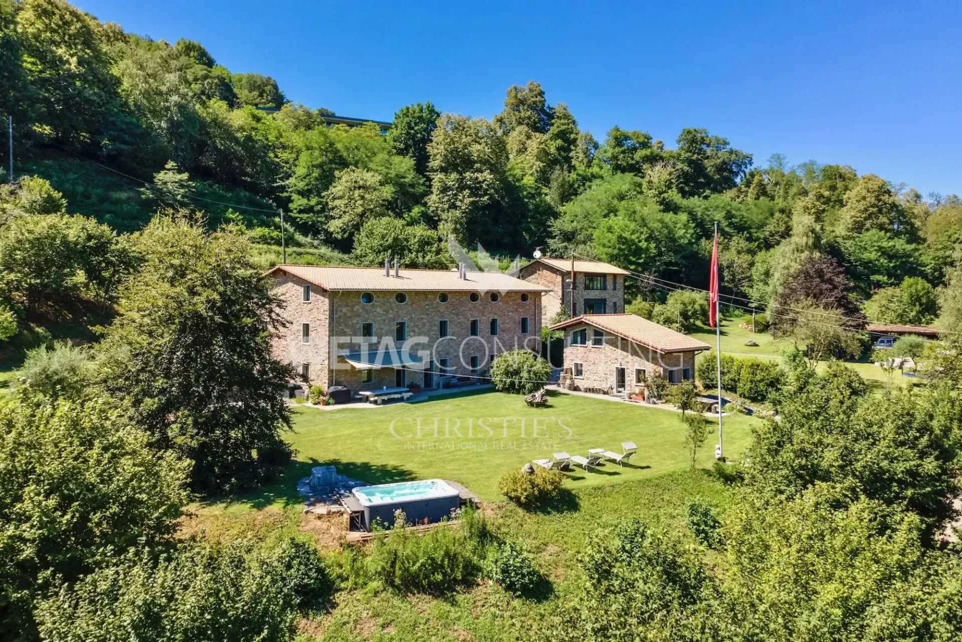 Auf einem 39.000 m² grossen Grundstück stehen in Montagnola exklusives Anwesen zum Verkauf