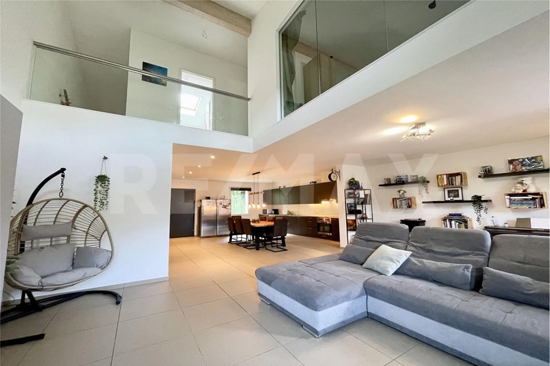 Komfort und Modernität: grosszügige 3½-Zimmer- Duplexwohnung zur Miete in Montagnola