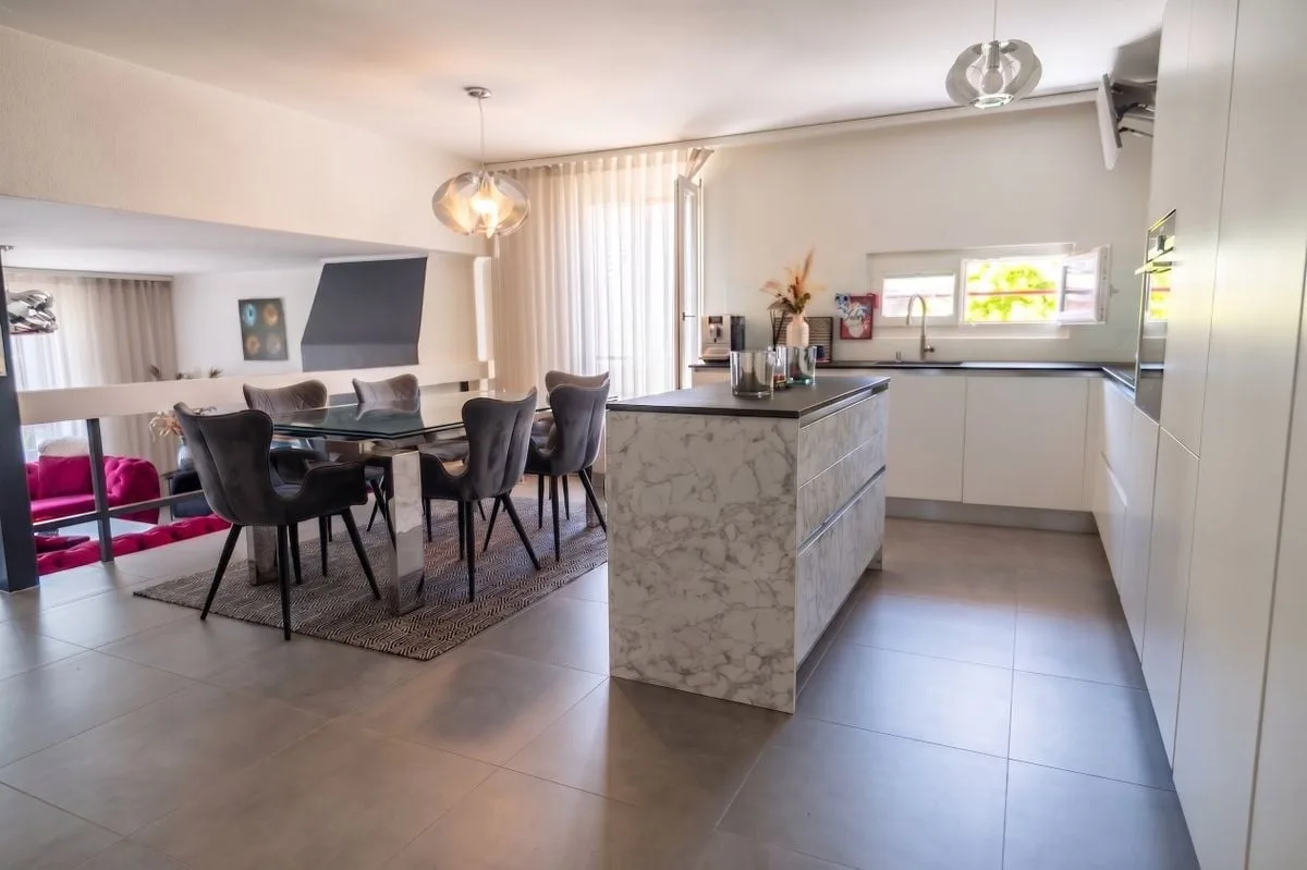 Rare! Renovated 6-room attic triplex, close to the city center