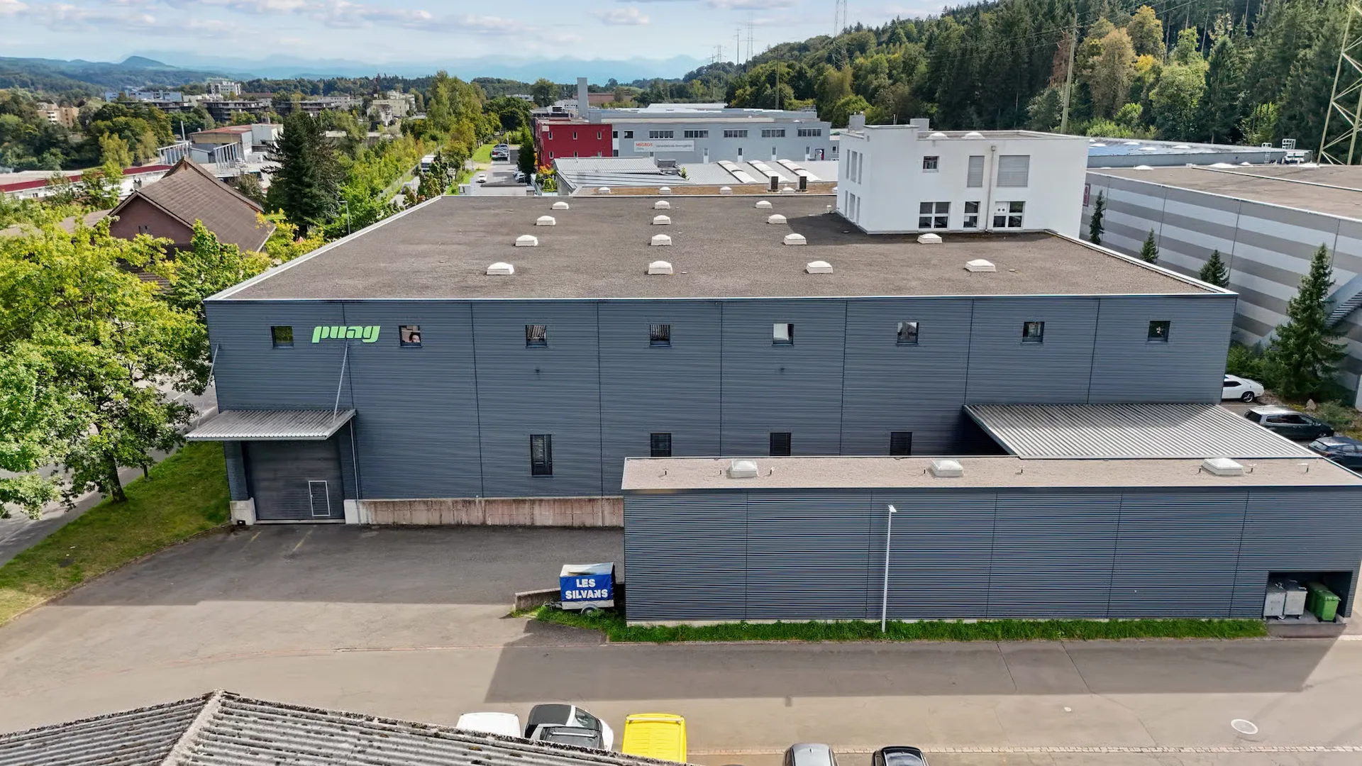 Propriété commerciale polyvalente avec espaces de stockage et de bureau entièrement équipés