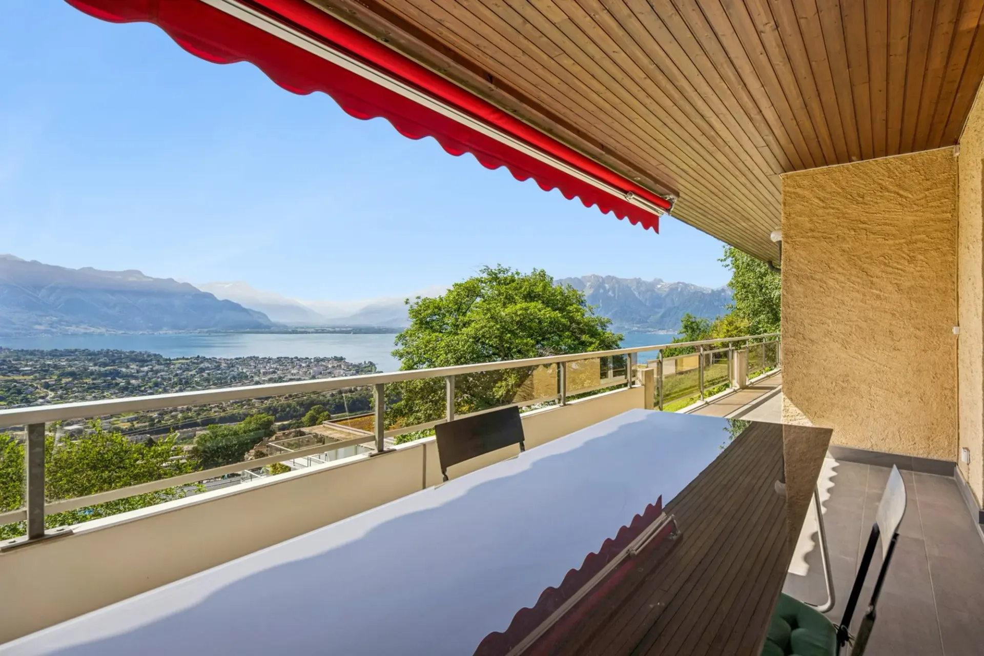 Ampio appartamento con vista lago