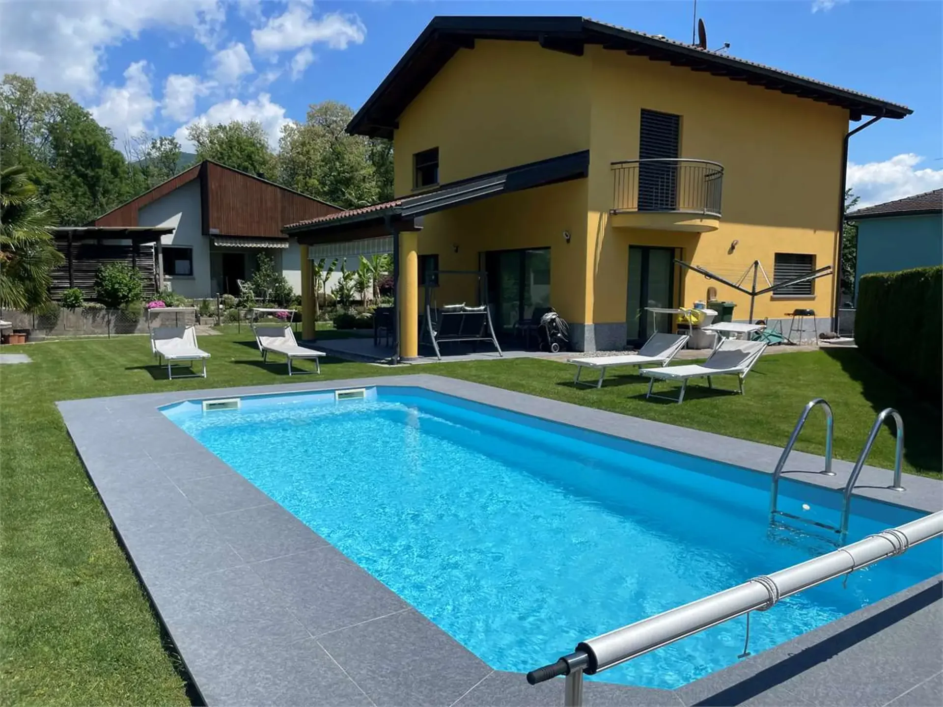 Schöne Einzelvilla mit Pool in Wohngebiet in Genest