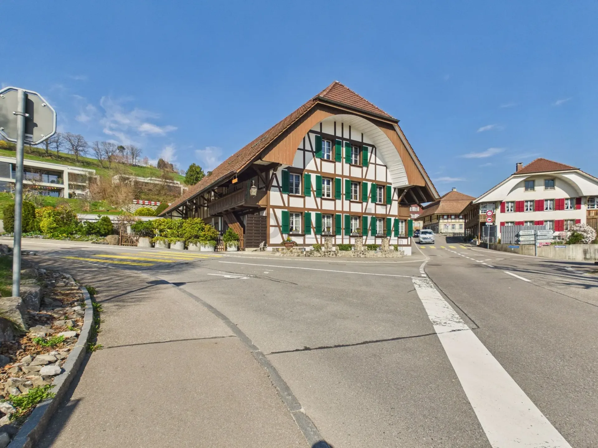 Moderne 3.5-Zimmer-Wohnung mit grosszügigem Grundriss und sonnigem Aussenbereich in Utzigen