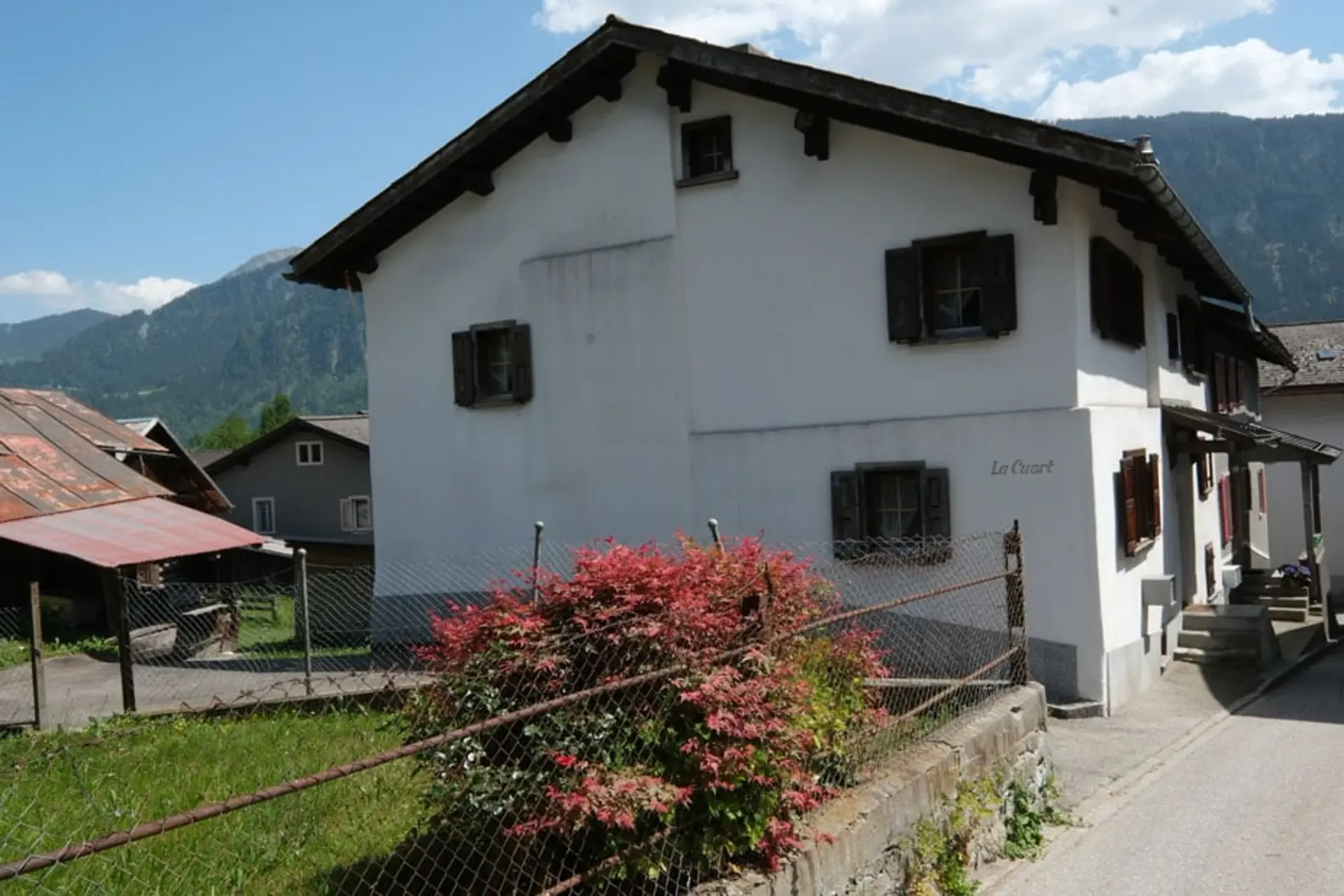 Das grosse Wohnhaus mit Stall in Schluein bei Ilanz/Glion