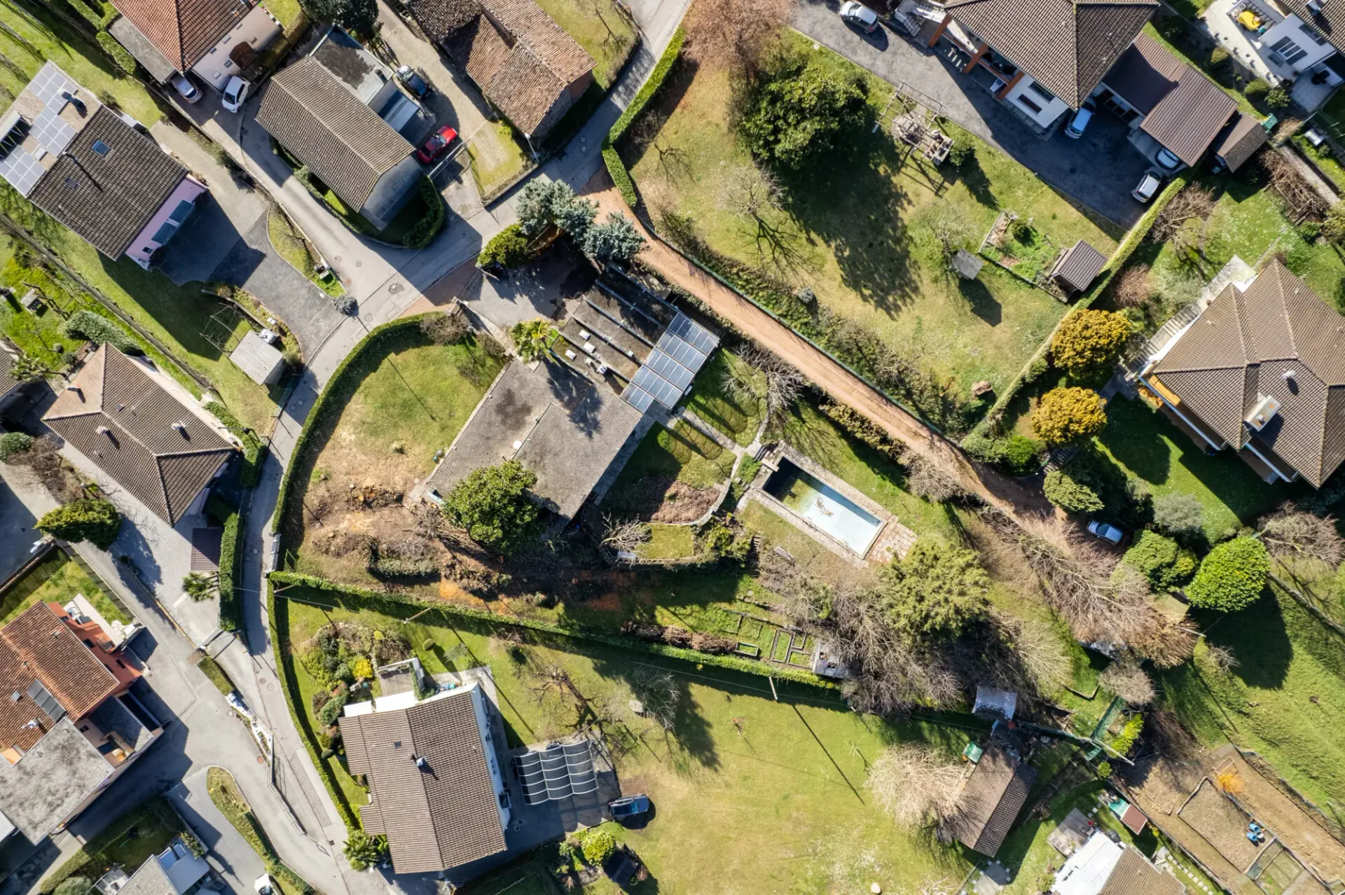 Grundstück mit bestehender Villa und Landreserve (R2)