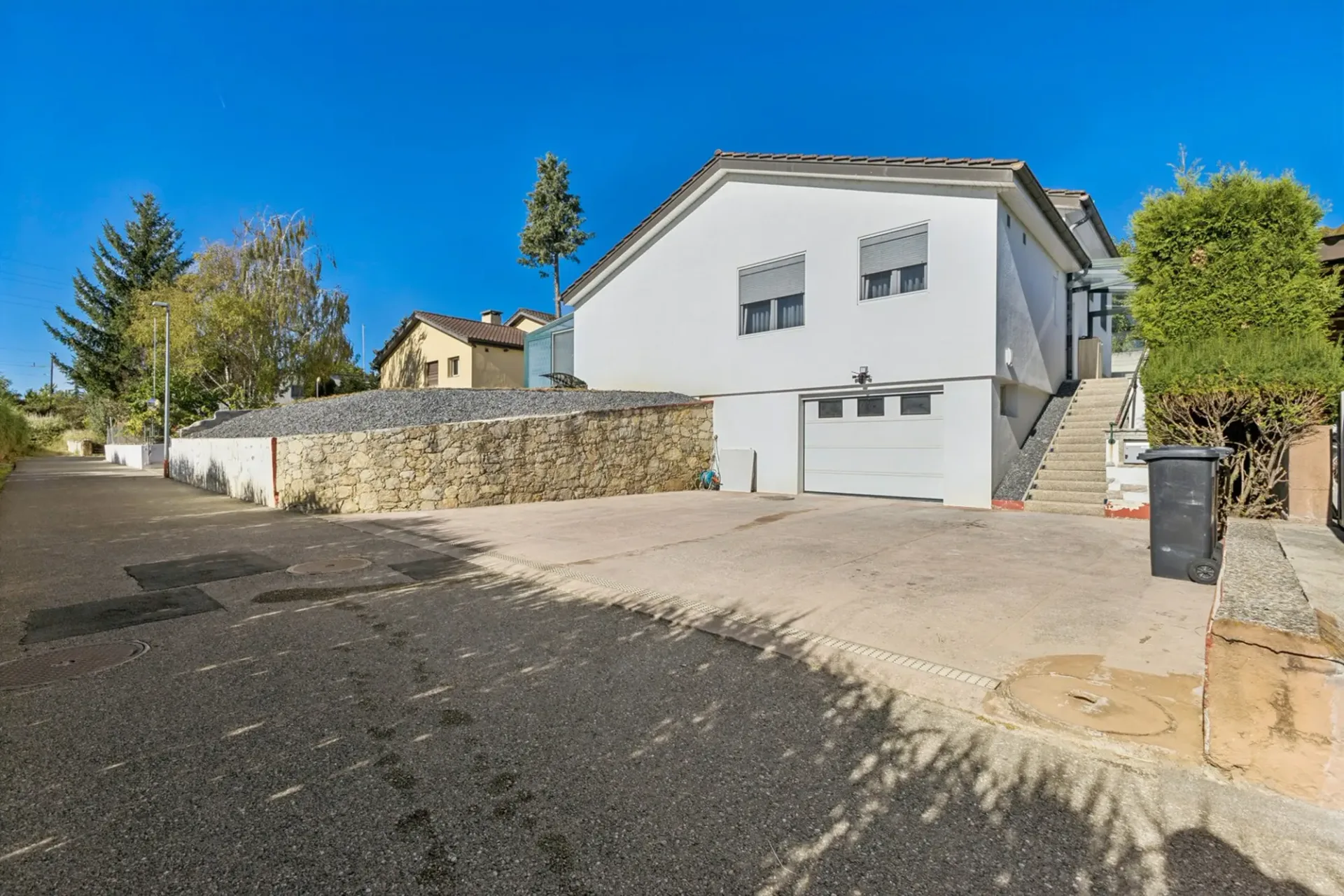 Schöne renovierte Einfamilienvilla mit Garten und Garage