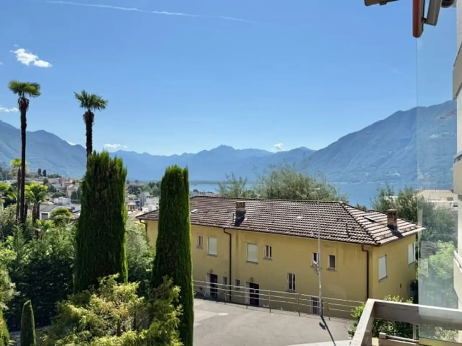 Verkauf in Muralto - helles Einzimmerapartment im 2. Stock in einer Residenz mit überdachtem Swimmingpool