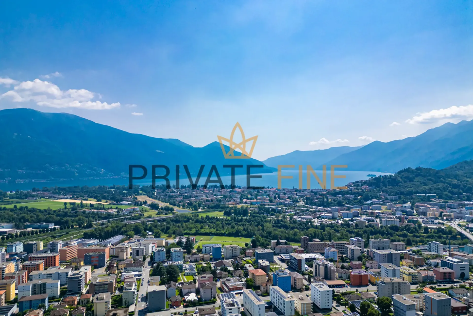 Neue Luxusresidenz über dem See mit Garten und Panoramaweitsicht (69)