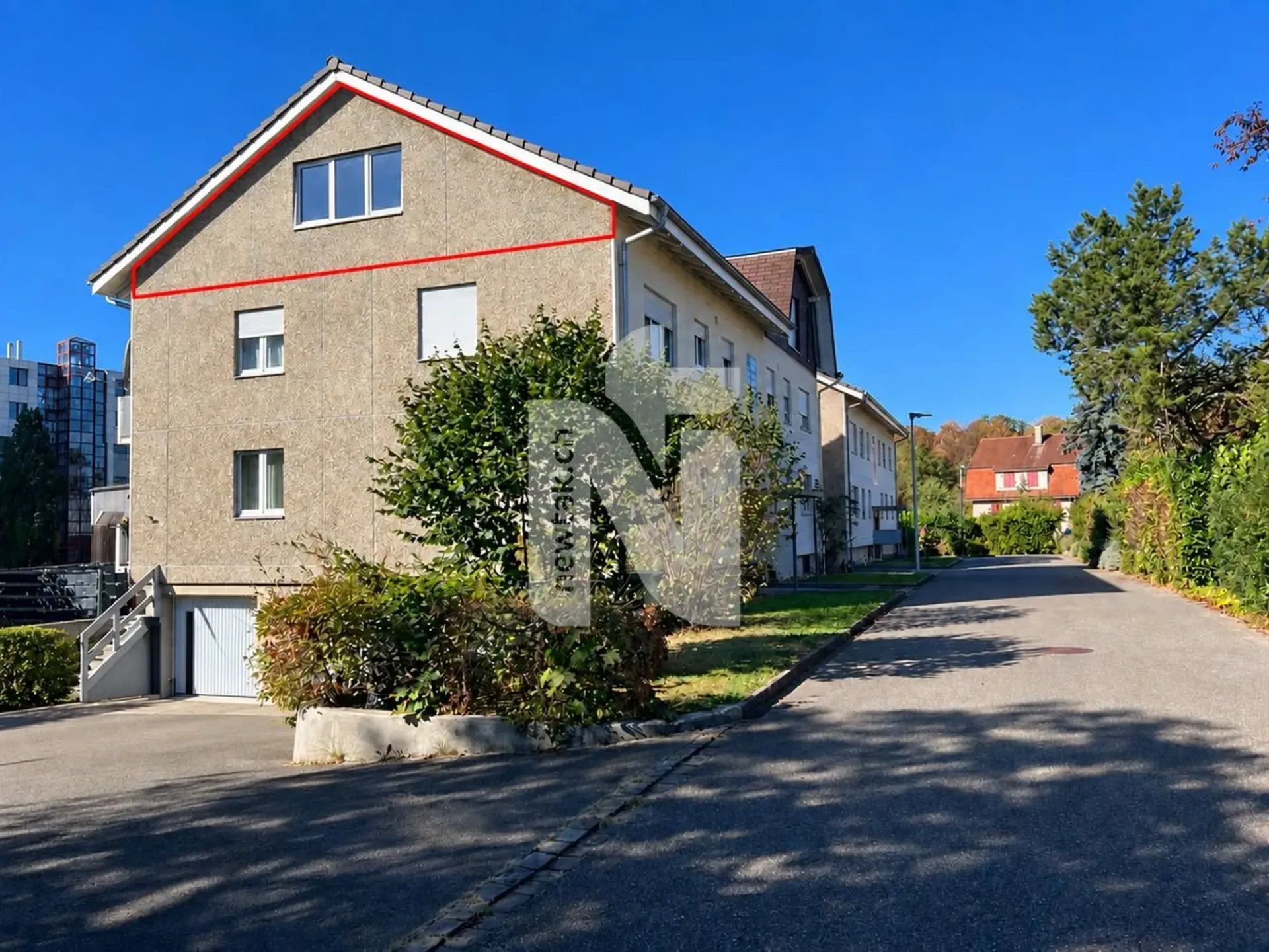 1-Zimmer-Wohnung mit schöner Aussicht, grossem Parkplatz und Ausbauoptionen