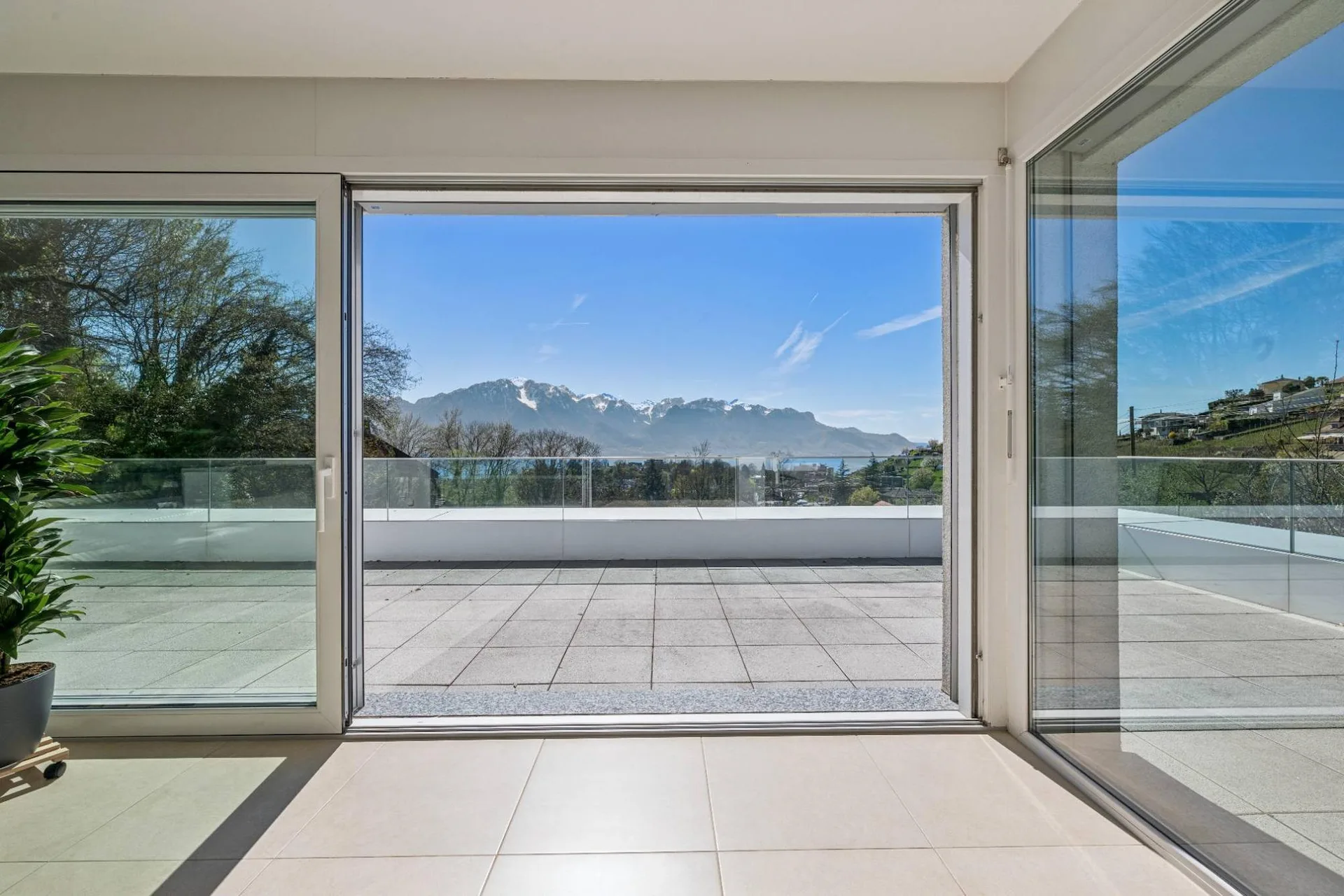 Dachgeschoss-Duplex mit contemporary Ausrichtung und Seeblick