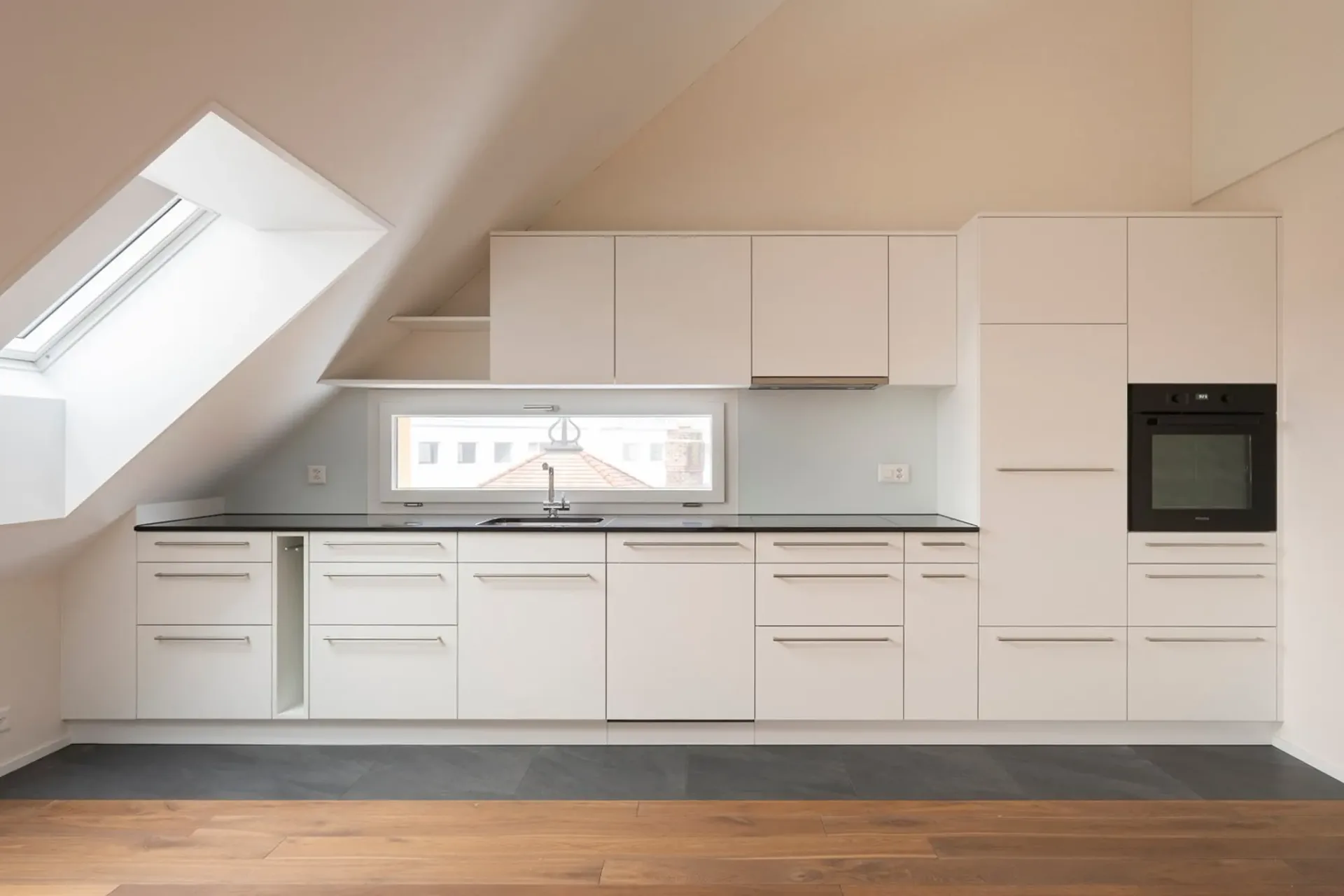 Helle 2.5-Zimmer-Dachwohnung mit Galerie beim Eigerplatz