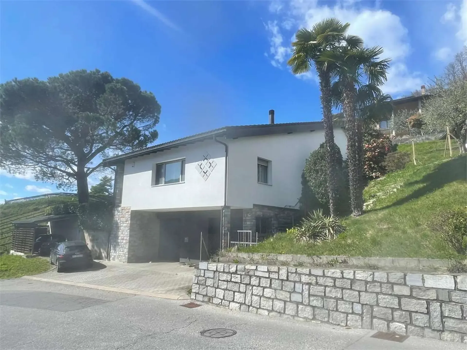 Villa von hohem Standard, eingebettet in die Natur in Croglio
