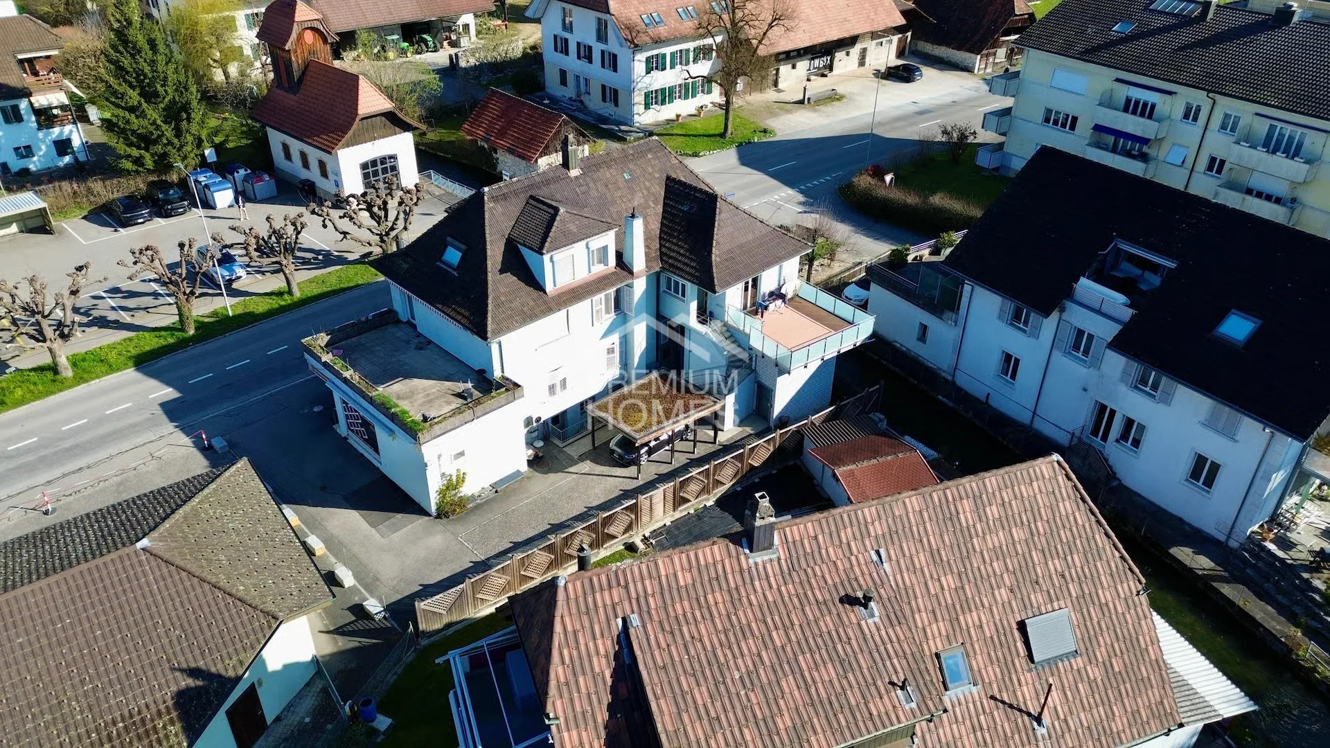 Combinaison tournée vers l'avenir du logement et du commerce