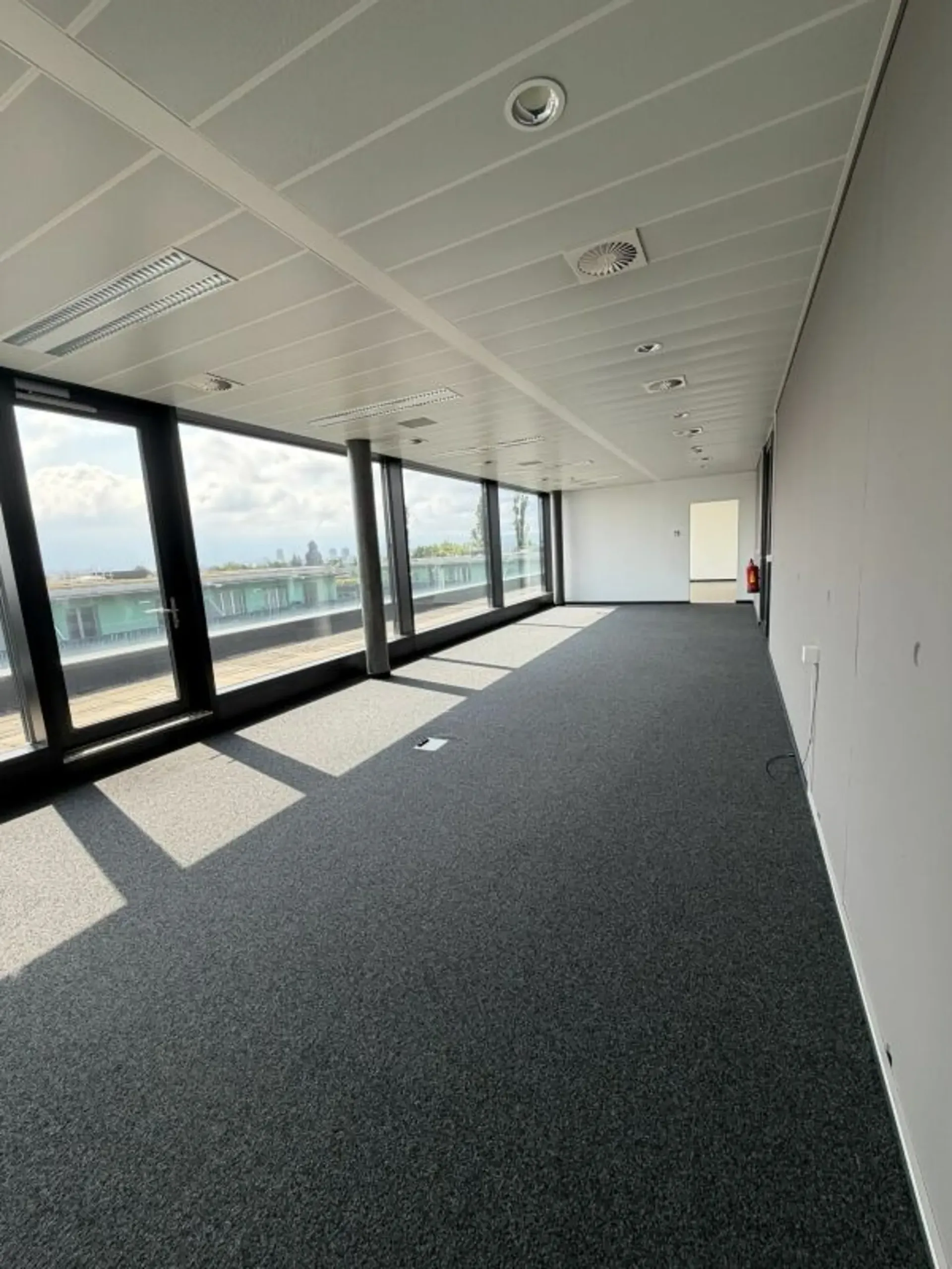 Bürofläche von 92 m² mit funktionaler und angenehmer Arbeitsumgebung, ideal für administrative oder Dienstleistungsaktivitäten.
