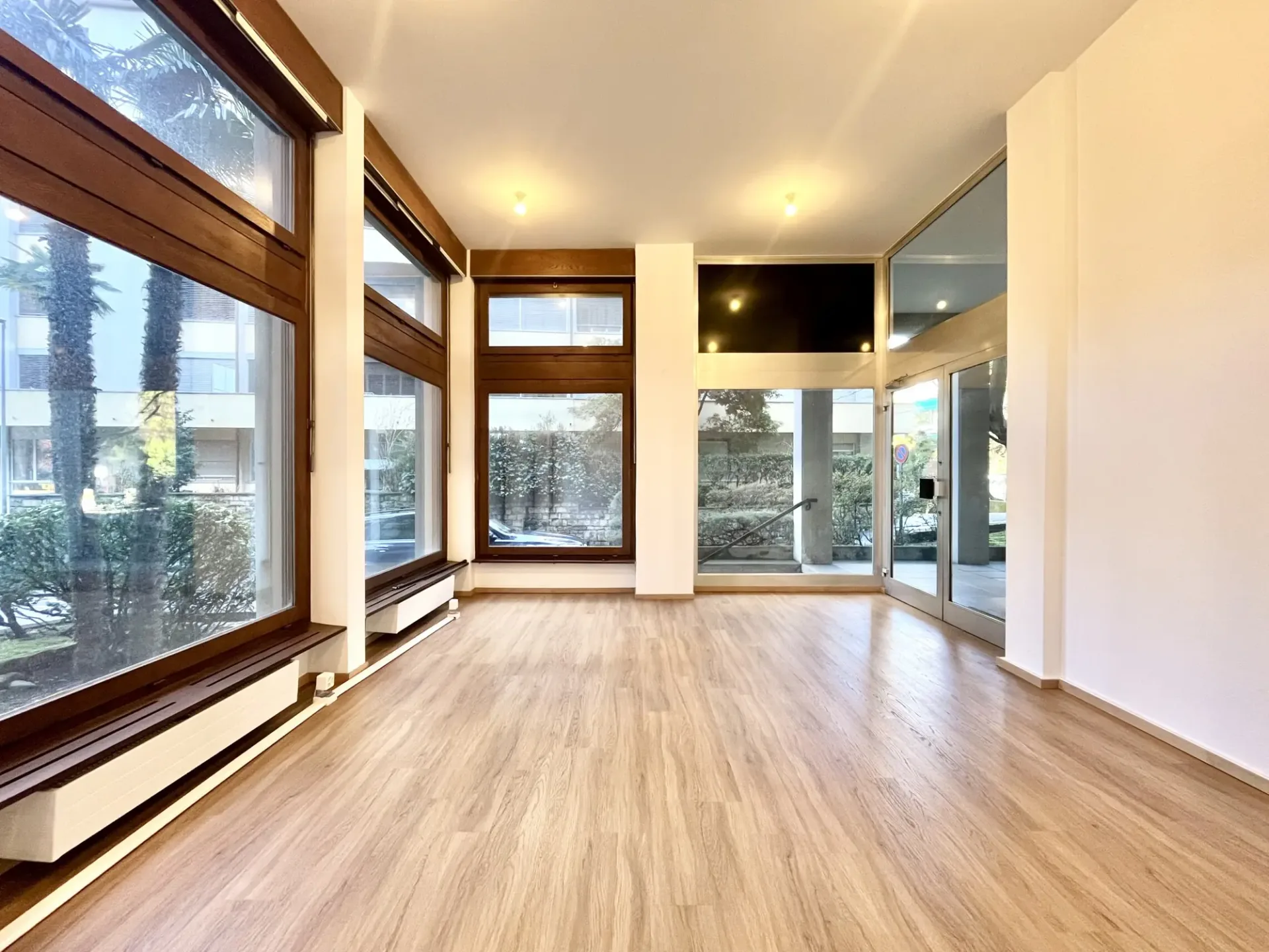 Büro von 65 m² mit großen Fenstern in Lugano Loreto zu vermieten