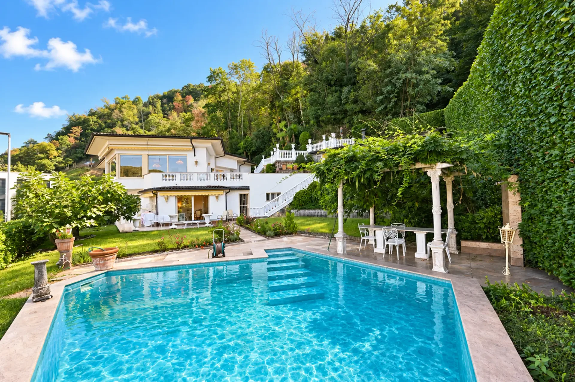 Elegante Villa di Lusso con Vista Lago e Piscina Riscaldata