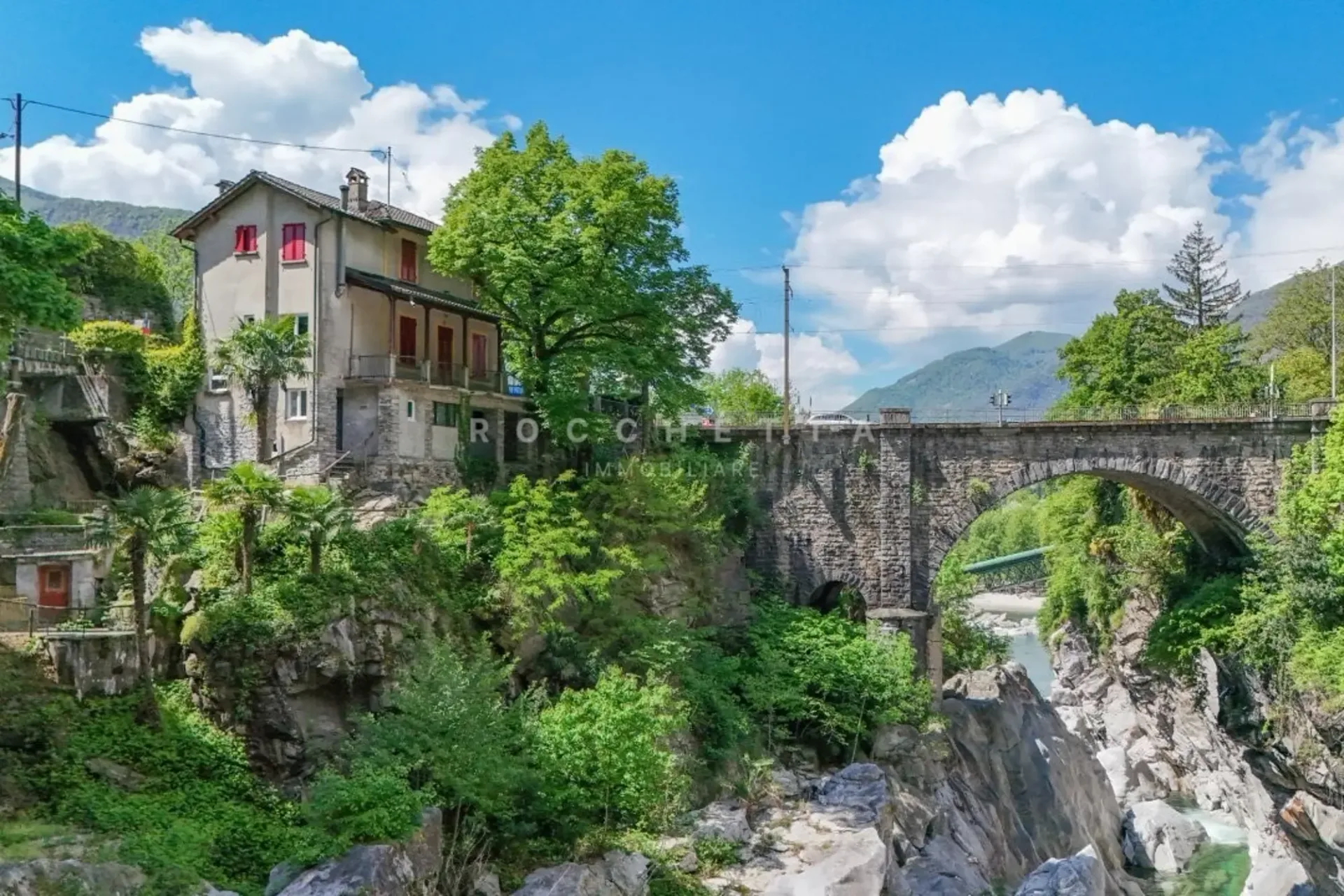 Storica Osteria con alloggio in posizione unica a Ponte Brolla