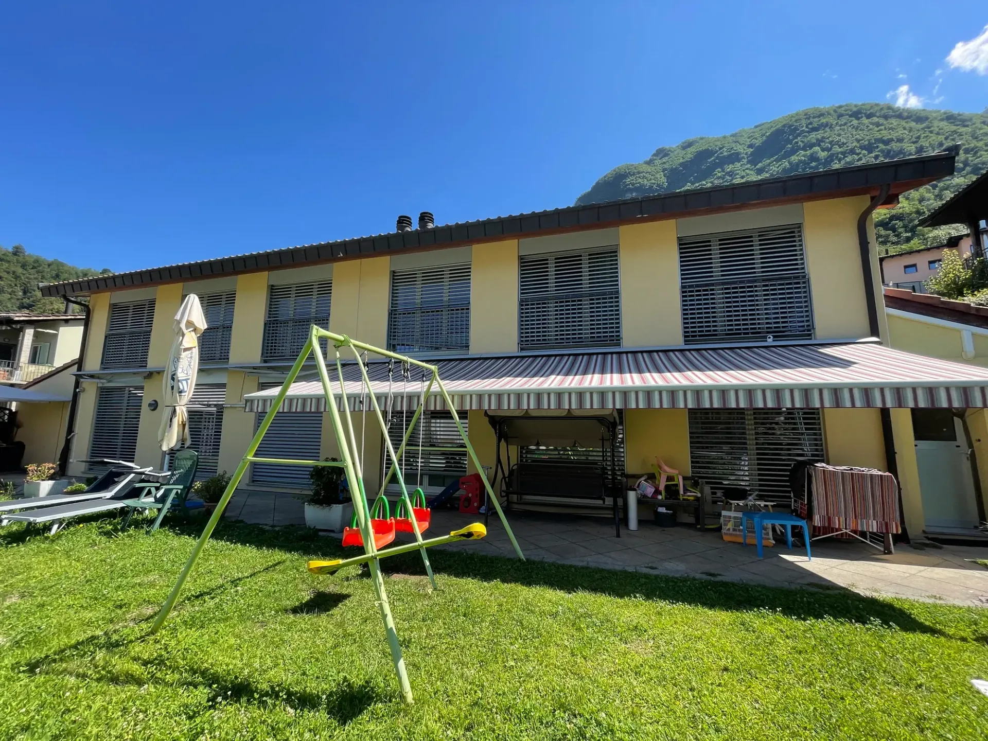 Bifamilien-Villa mit großem Garten