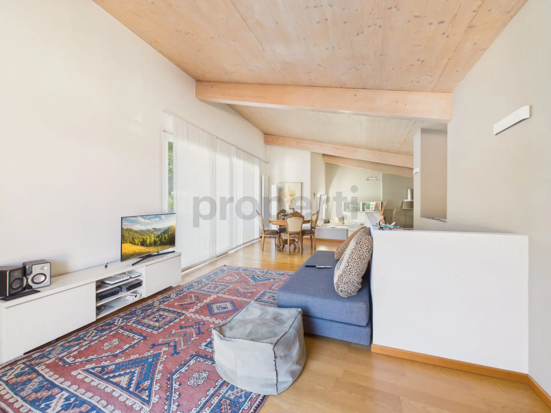 Renovated townhouse with attic and two apartments, in Contone