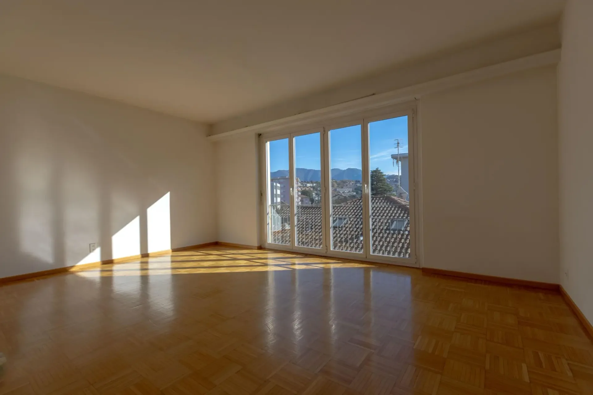 Geräumige 3.5-Zimmer-Wohnung im oberen Stockwerk mit offener Aussicht in Chiasso