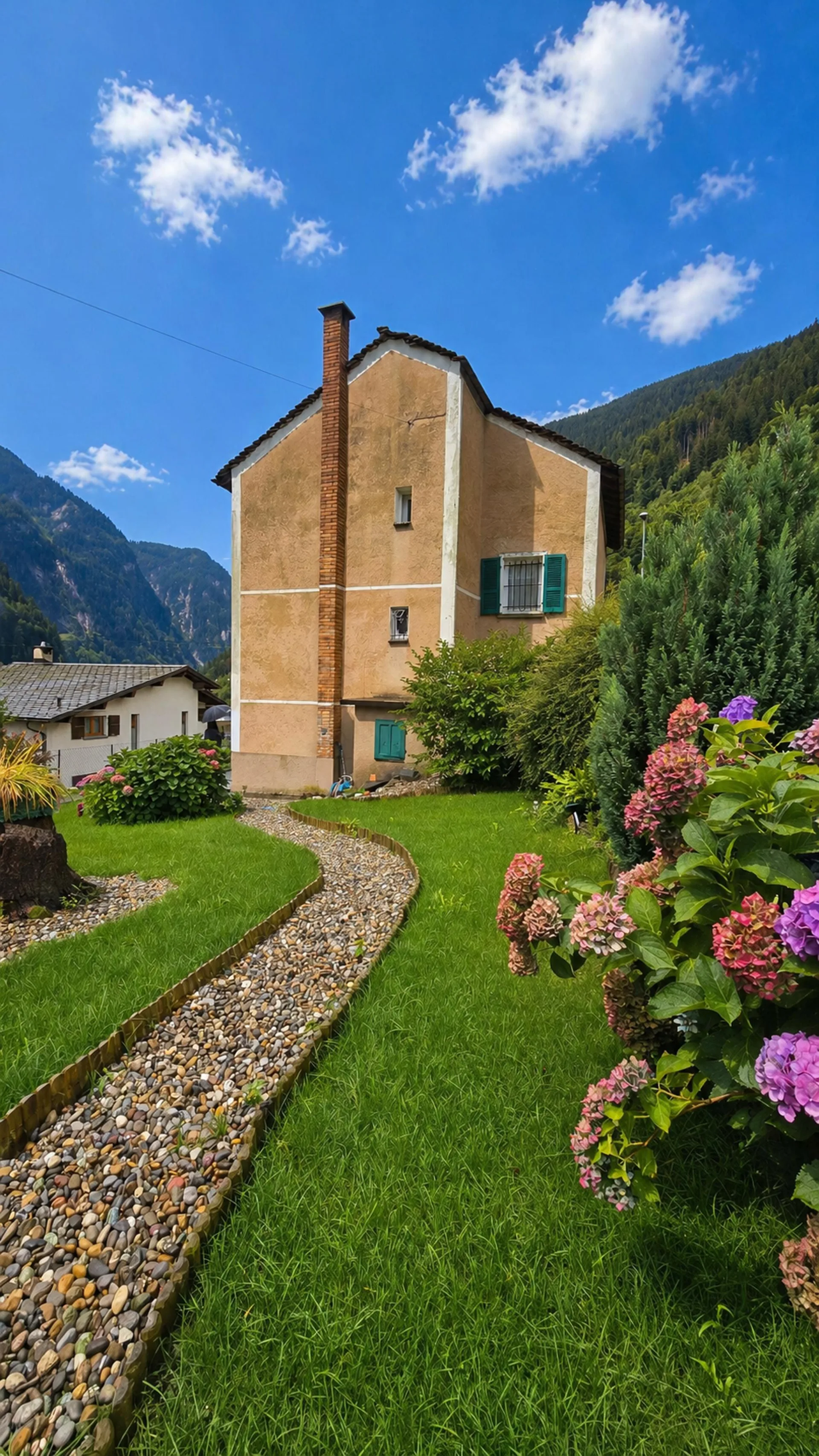 Wunderschönes Haus mit Garten und Garage in Arvigo, Calancatal