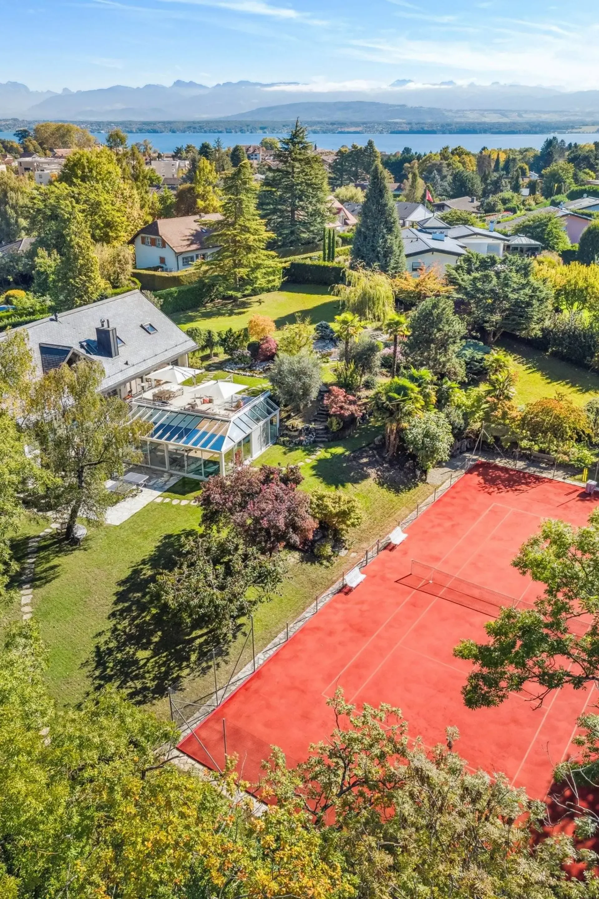 Proprietà eccezionale con campo da tennis e piscina interna