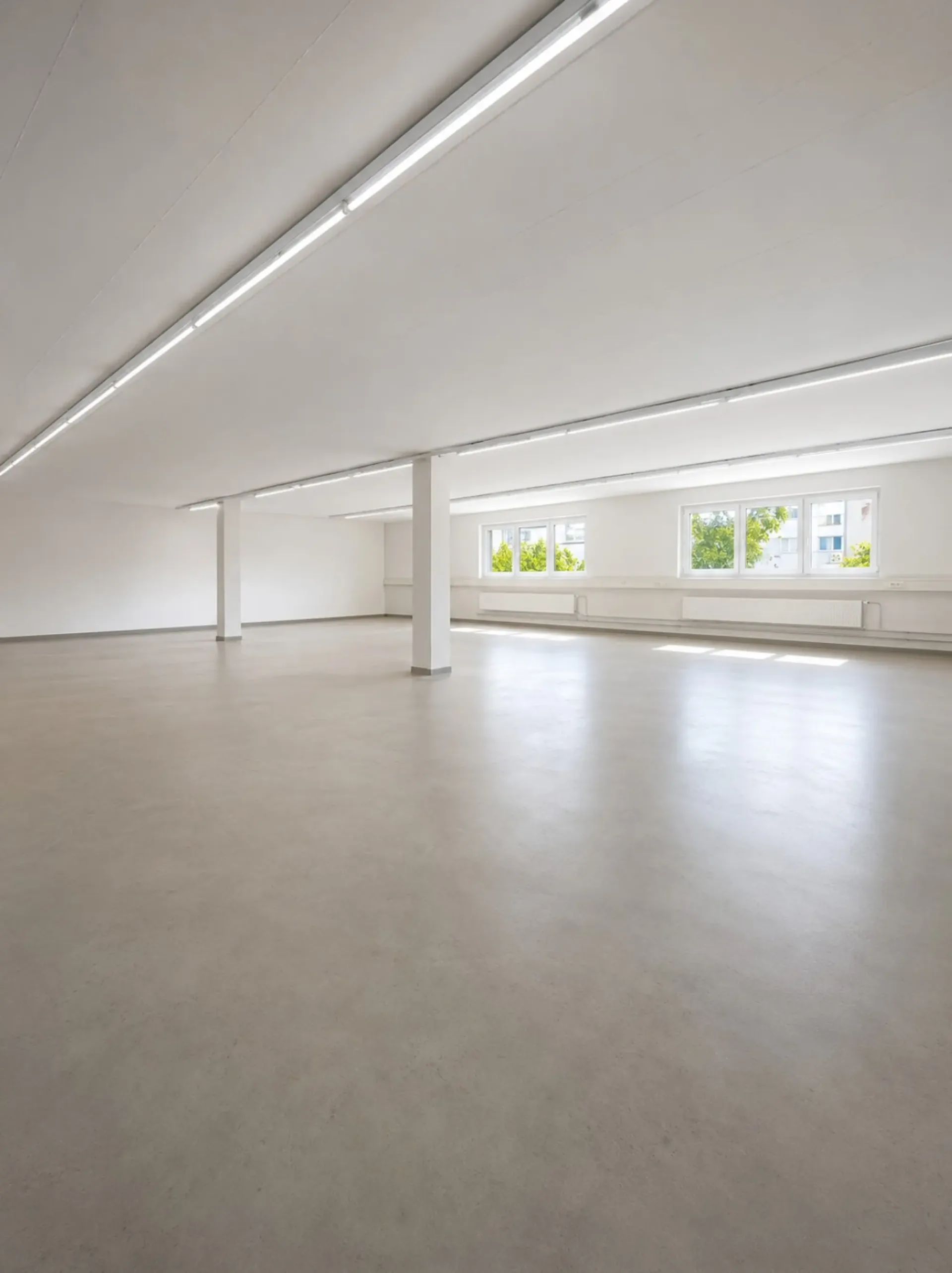 Spazio commerciale luminoso al 1° piano – uso versatile