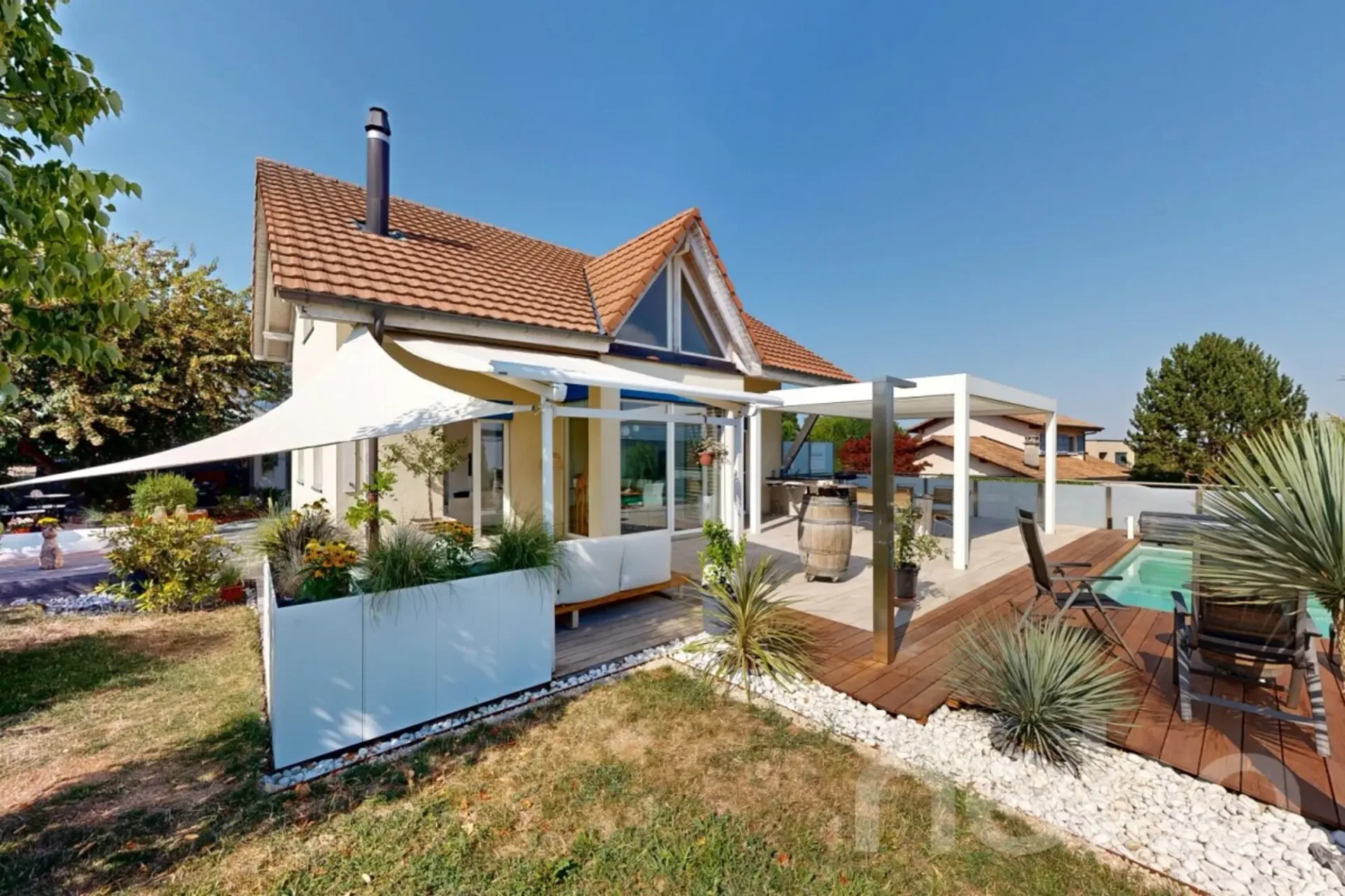 Elegantes Familienhaus mit Pool und Garten