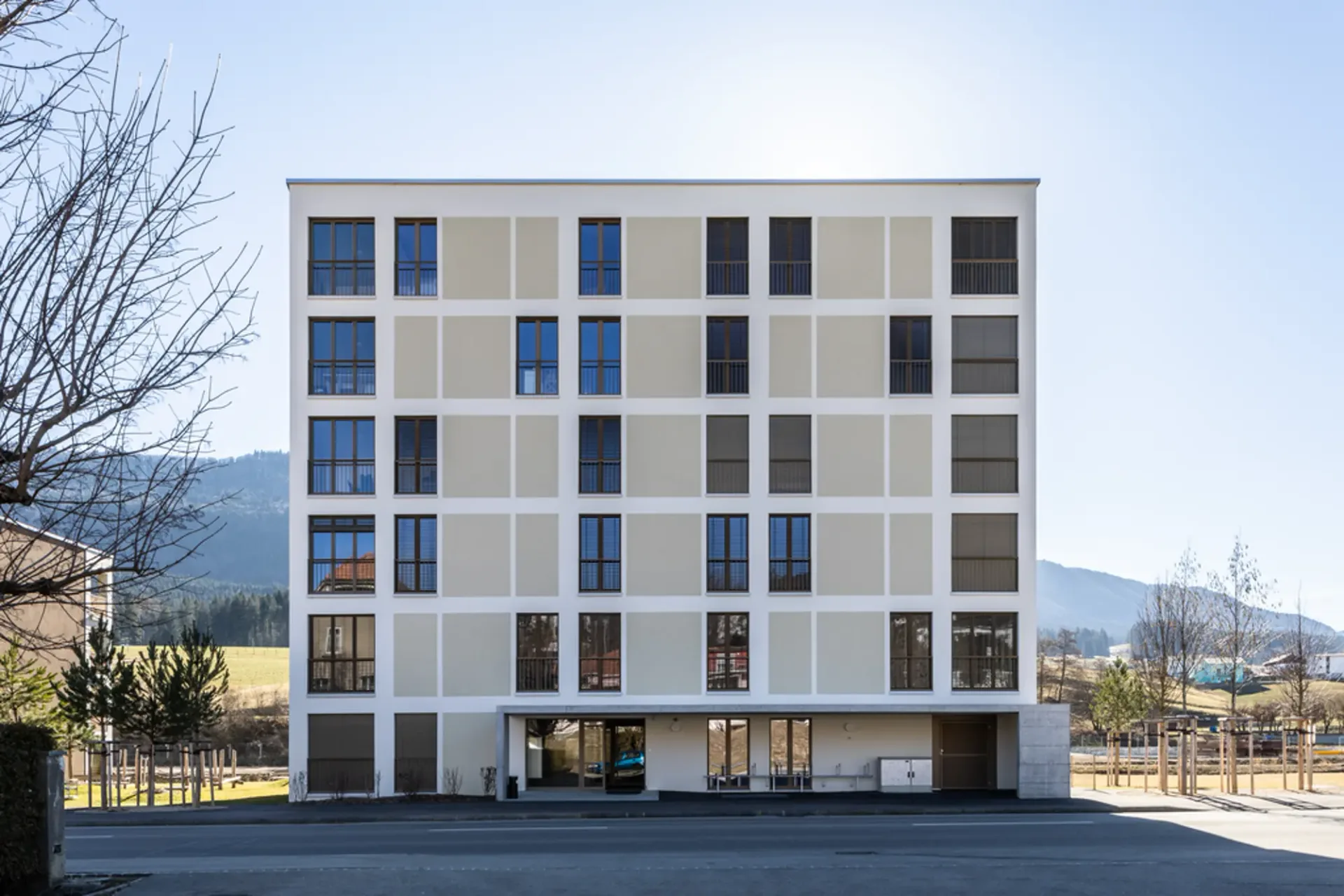 Moderne, hell und mit schöner Aussicht