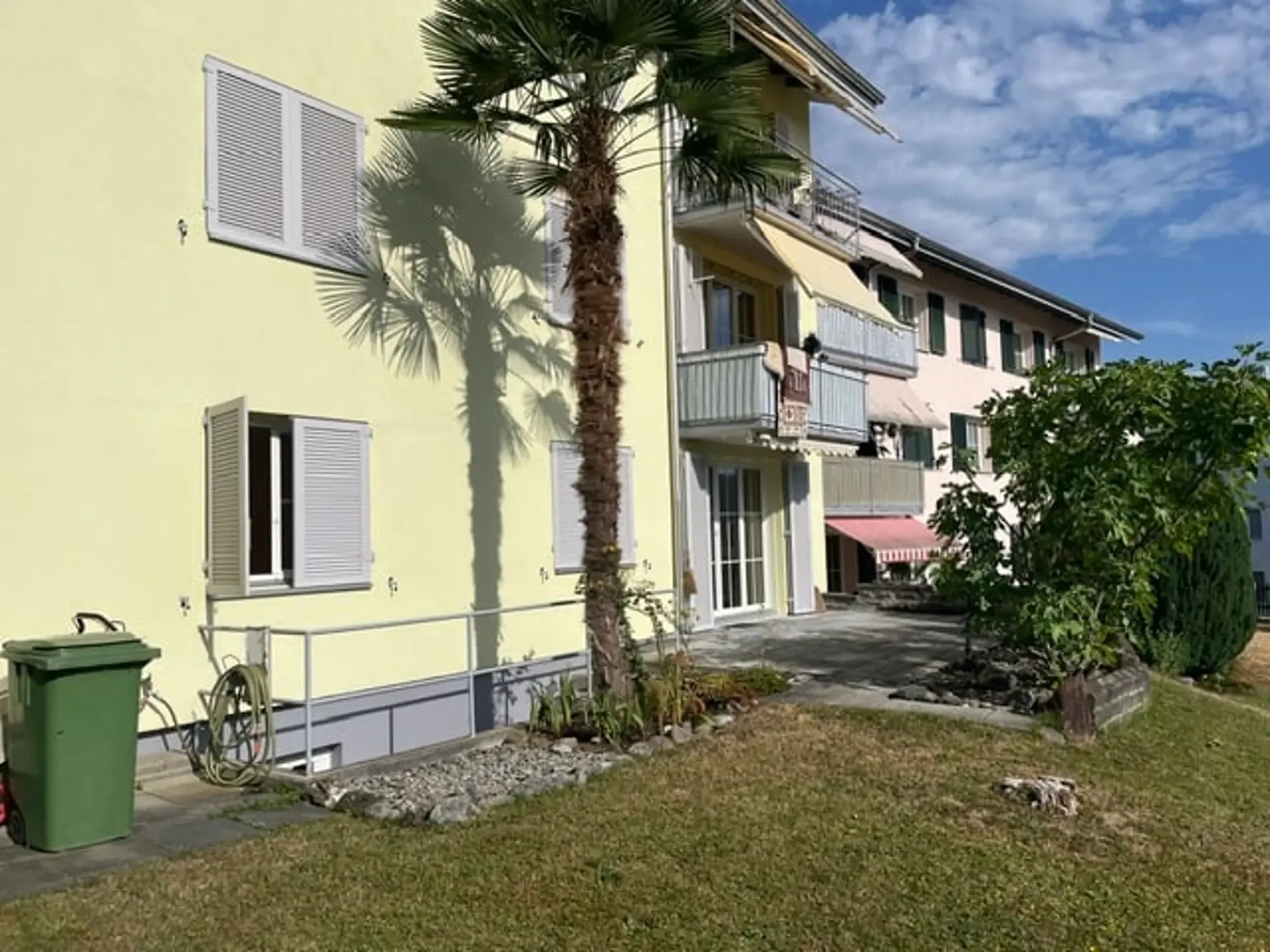 Appartamento soleggiato di 3,5 locali con posto a sedere in giardino