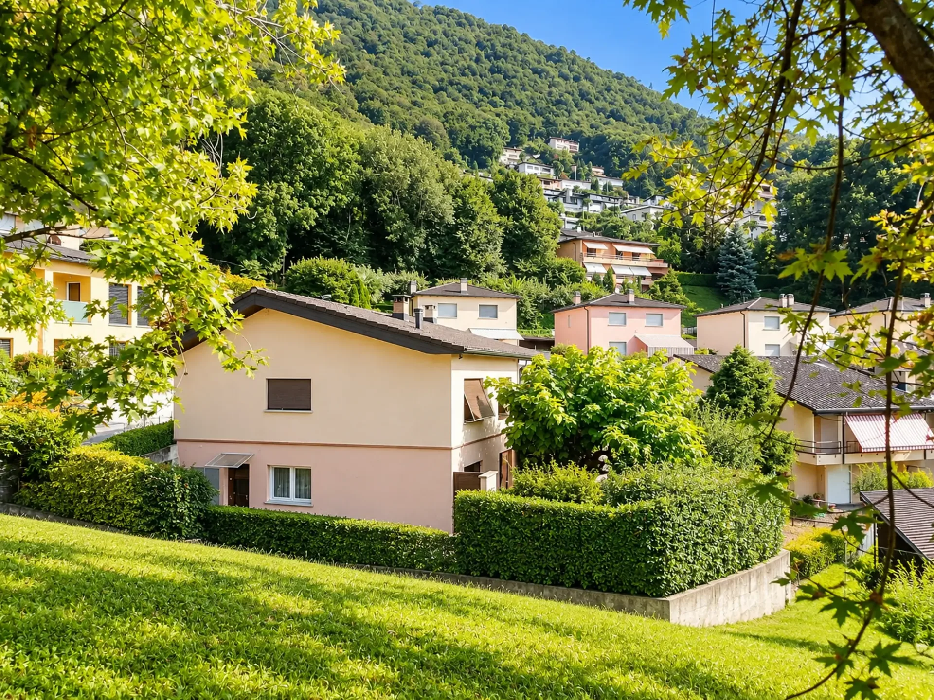Einfamilienhaus mit großzügigen Räumen, Garten und freier Sicht auf die Berge