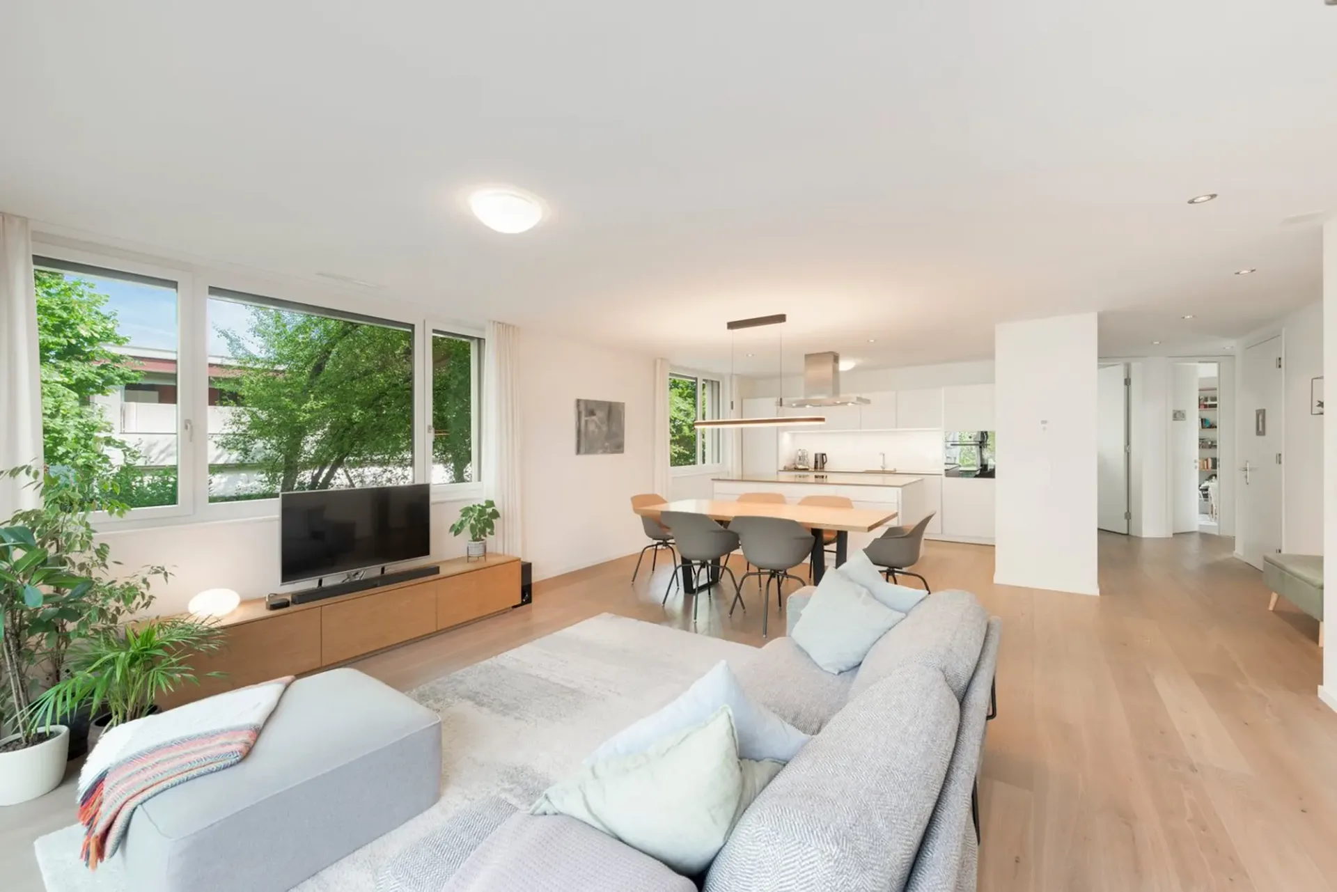 Hochwertig ausgebaute 4.5-Zimmer Gartenwohnung inkl. Einstellhallenplatz