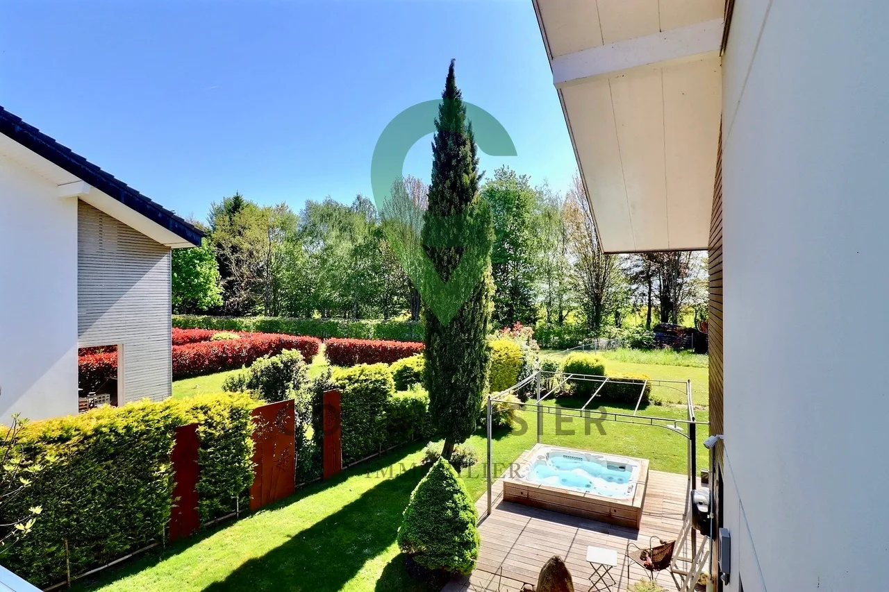 Splendid 7-room triplex with private outdoor space