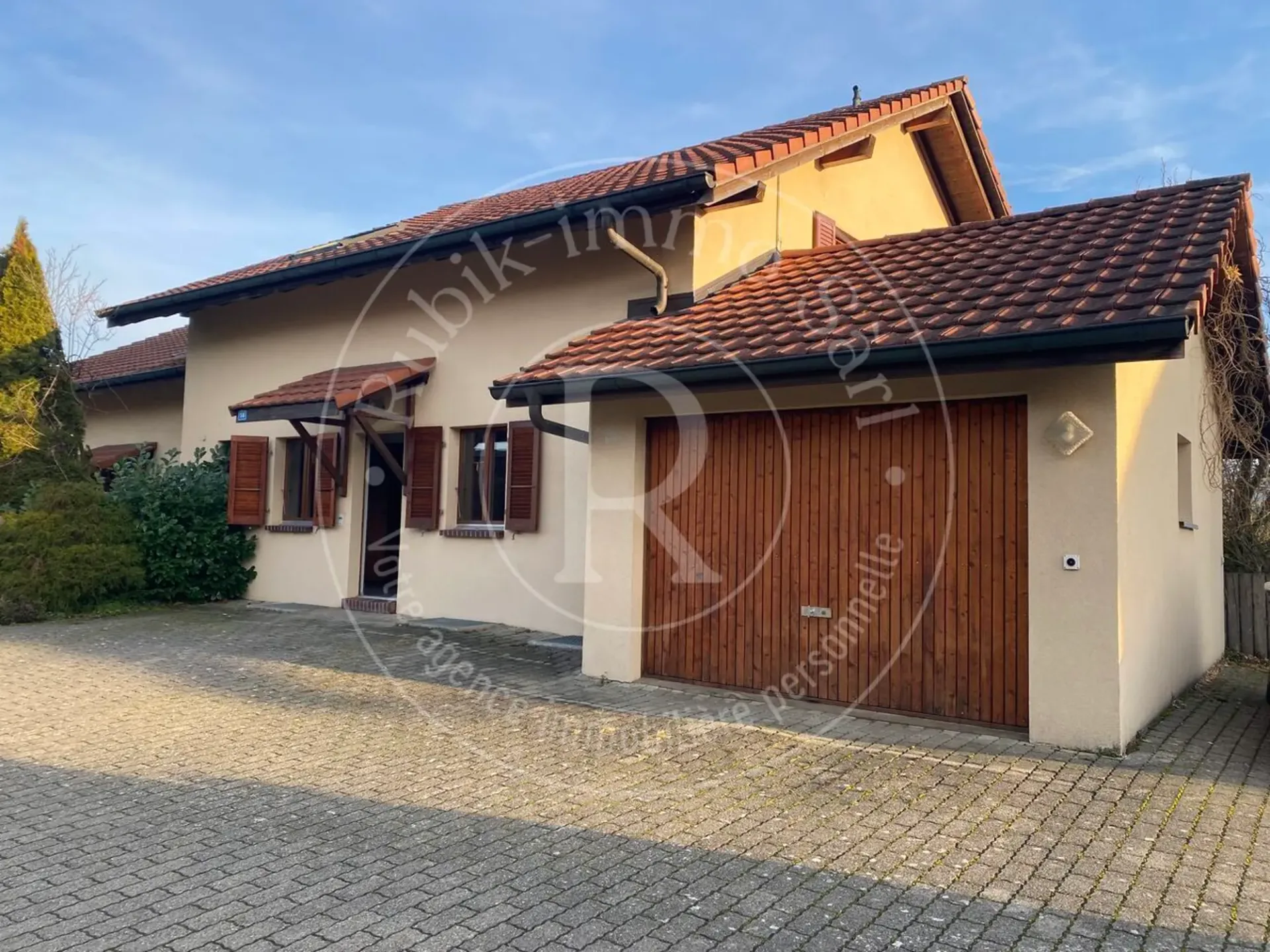 Haus mit großem Potenzial und ausbaufähem Keller, 5 Minuten von der Bahnstation