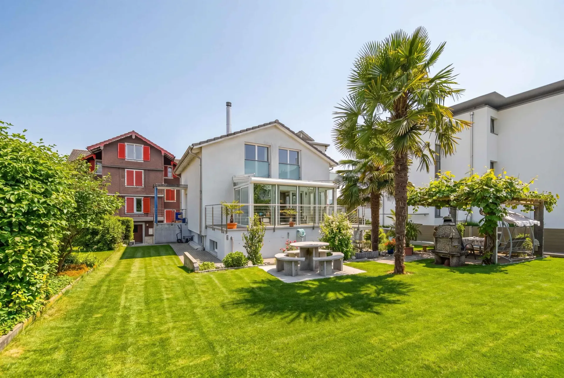 SÜDLICHES FLAIR IN SINS - MODERNES 6.5 ZIMMER EINFAMILIENHAUS MIT GARTENIDYLL